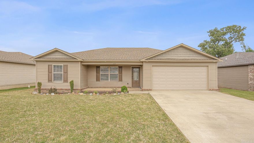 Well maintained- 3 bedroom, 2 bathroom home. Good sized bedrooms, semi open and split floor plan, great closets in all rooms. Wonderful home for an investor or first time home buyer. Will qualify for $0 down payment to approved buyers.