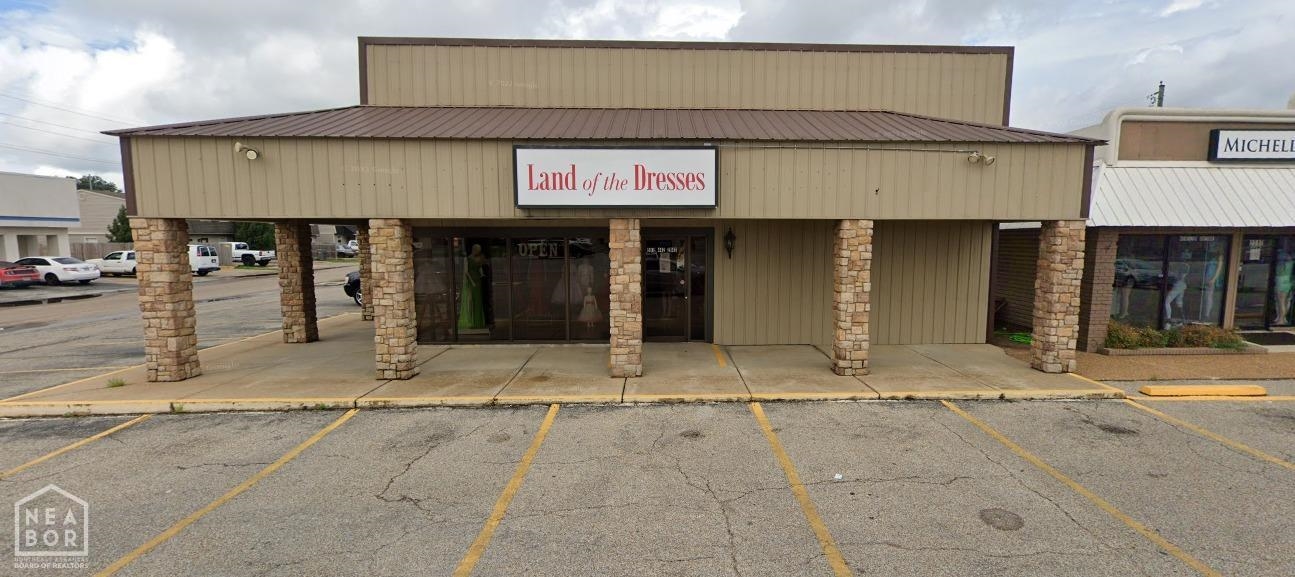 4000 square foot space for lease on Caraway. High visibility, high traffic count. Perfect for any retail business.