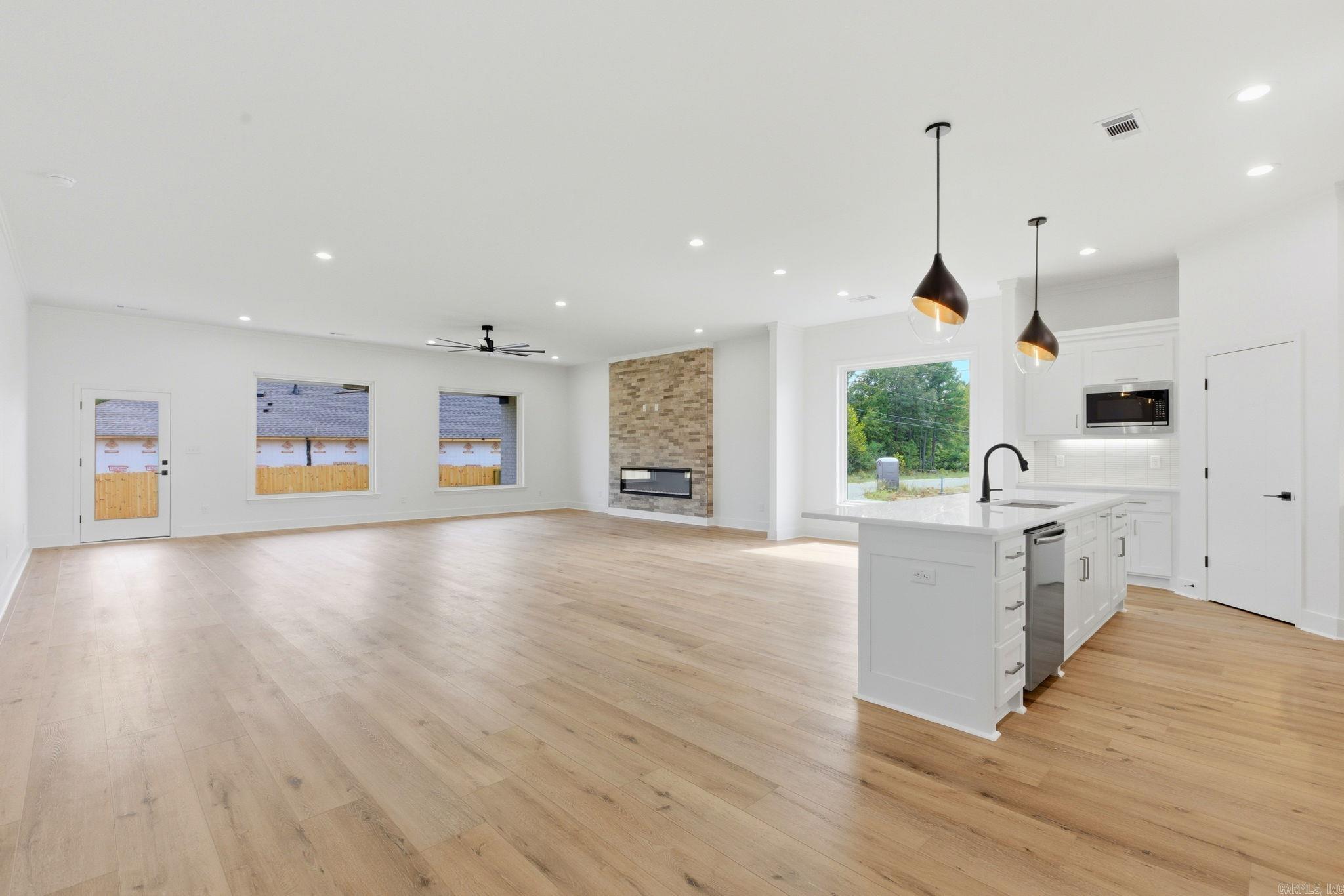 CREEKSIDE - Residential