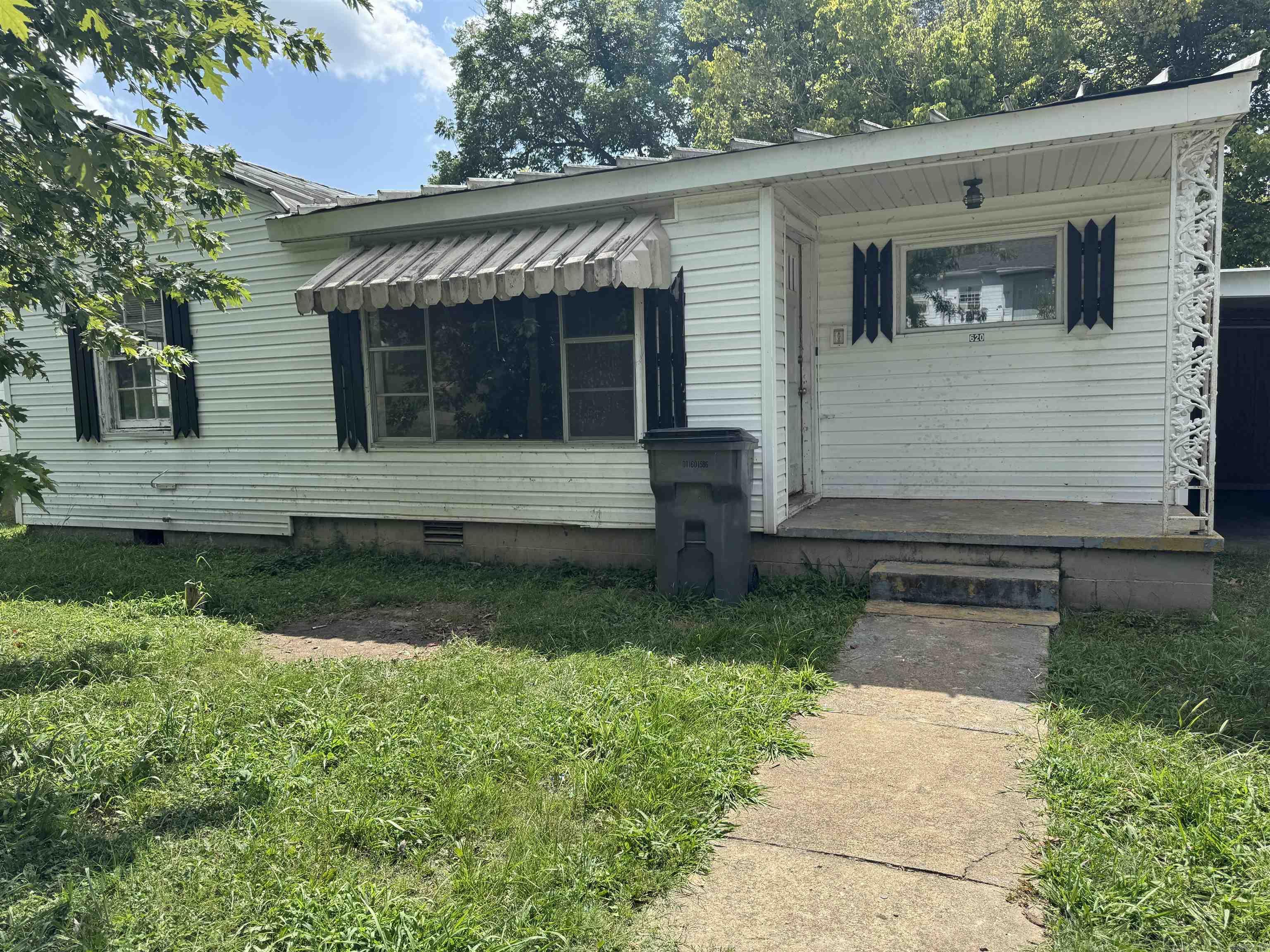 Two bed one bath home investment opportunity in Paragould offers great potential to generate rental income. Located near local amenities. Property sold as is.