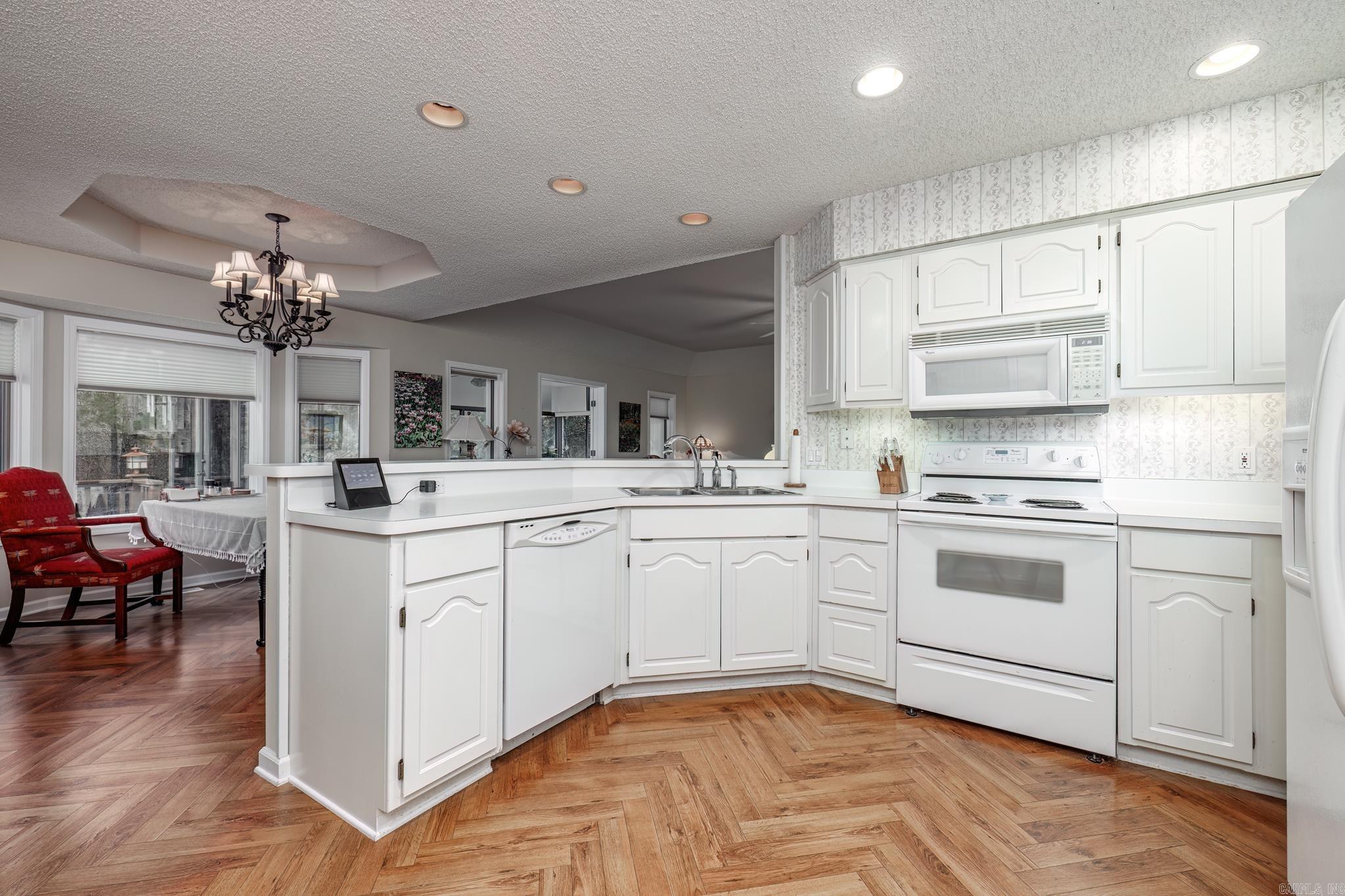 ARISTA COURTS - Residential