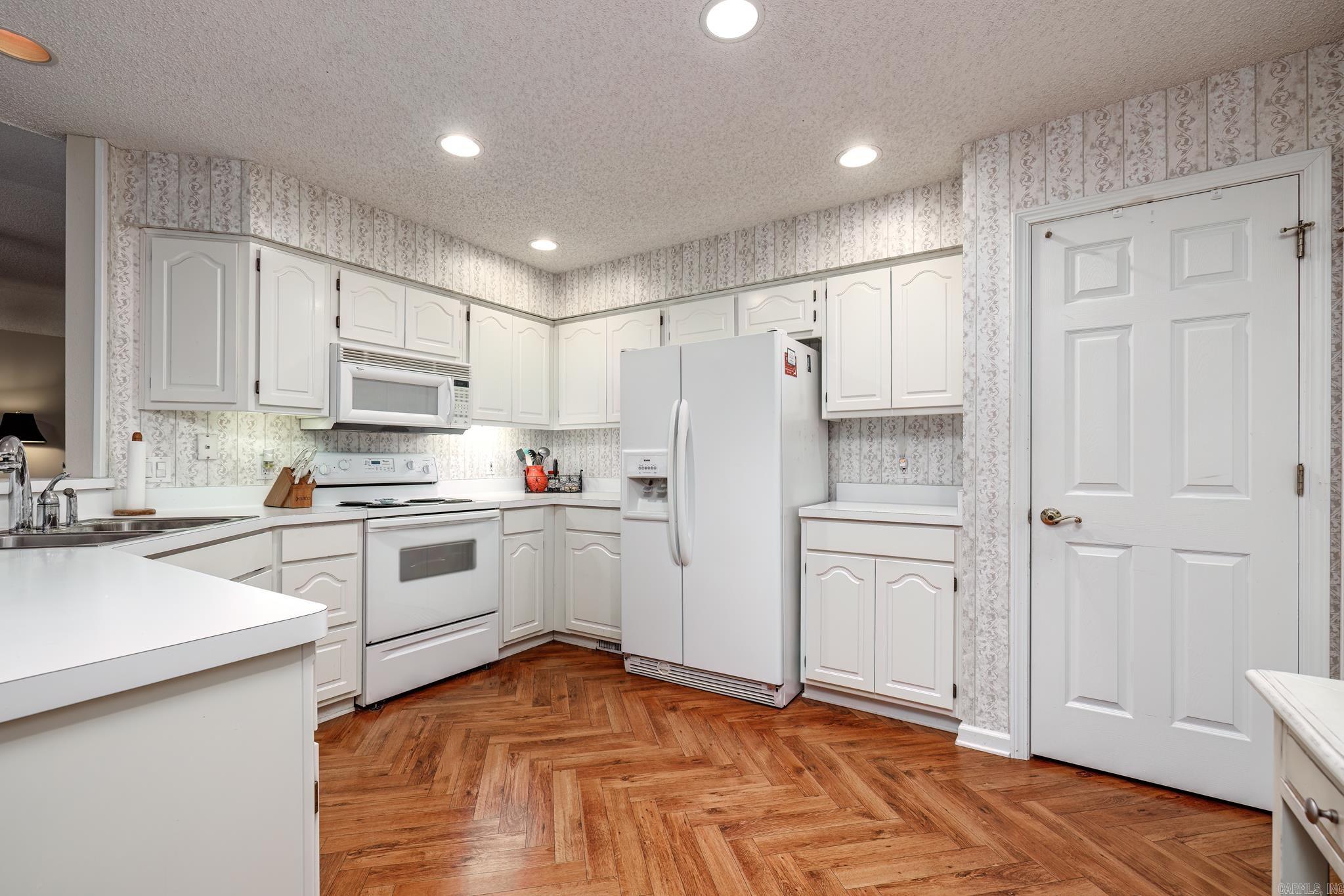 ARISTA COURTS - Residential