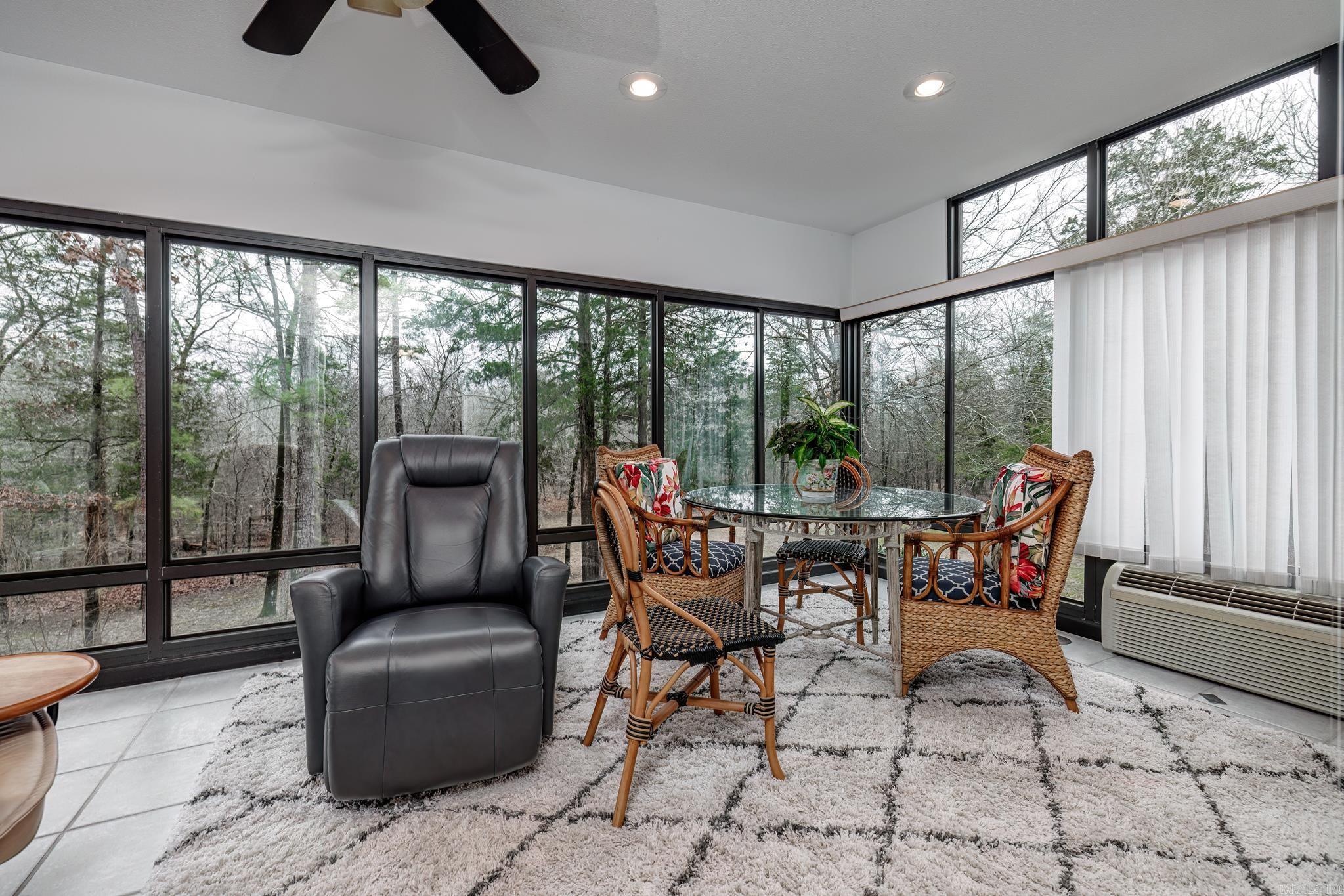 ARISTA COURTS - Residential