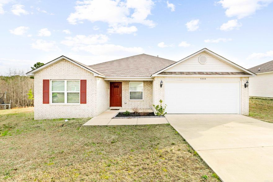 Come see this wonderful open and spacious floor plan in the meadows at parkway trails in Bauxite. This home is located in a cul-de-sac, and has been well kept and is ready for you to make it your personal home. As you walk through the front door you are greeted with vaulted ceilings and a very spacious living room that flows beautifully into the large kitchen. Primary bedroom is huge and flows right into the open primary bath with large closet. There is plenty of room in the back yard for relaxing and entertaining.