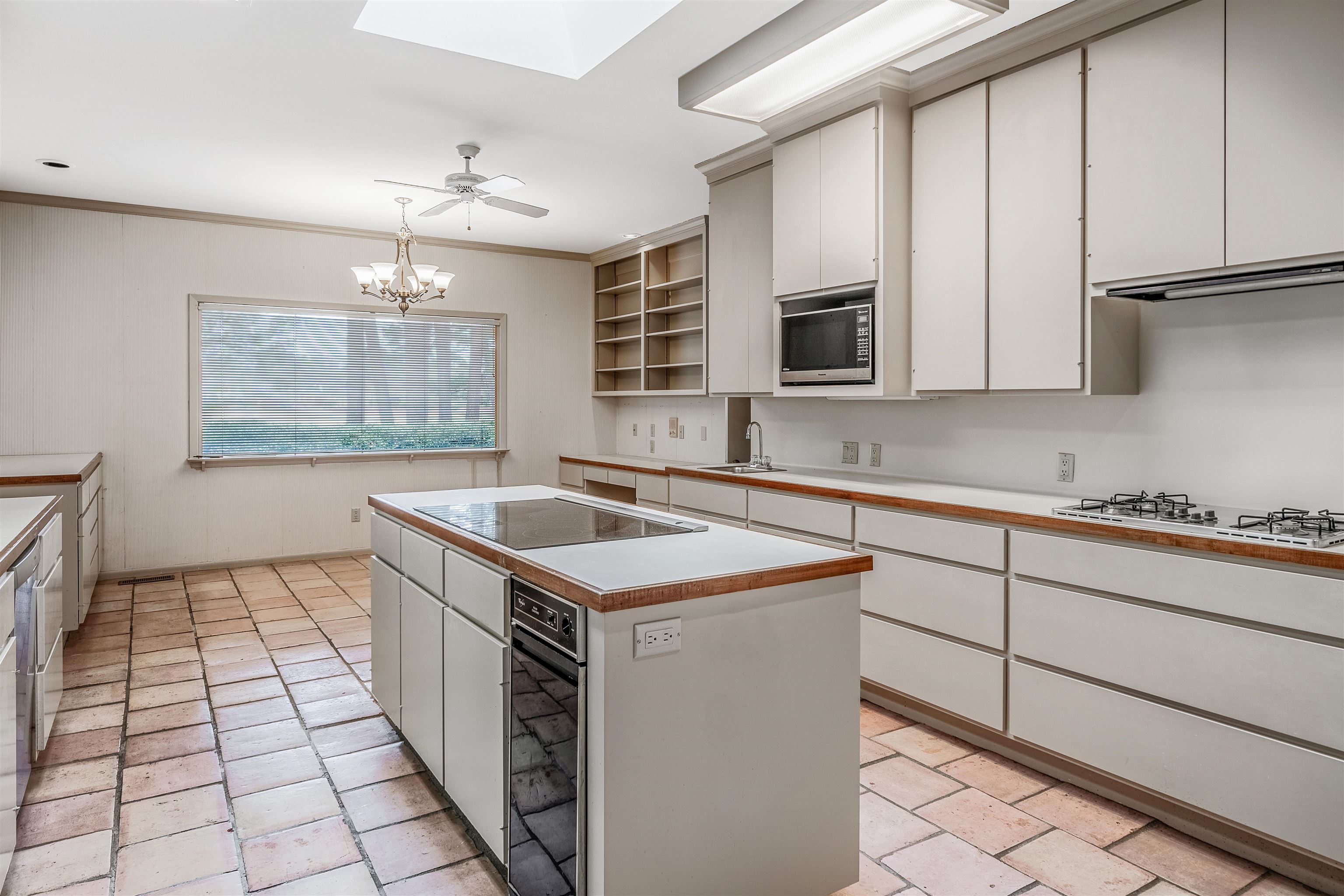 MAUMELLE CLUB MANOR TO CRYSTAL - Residential