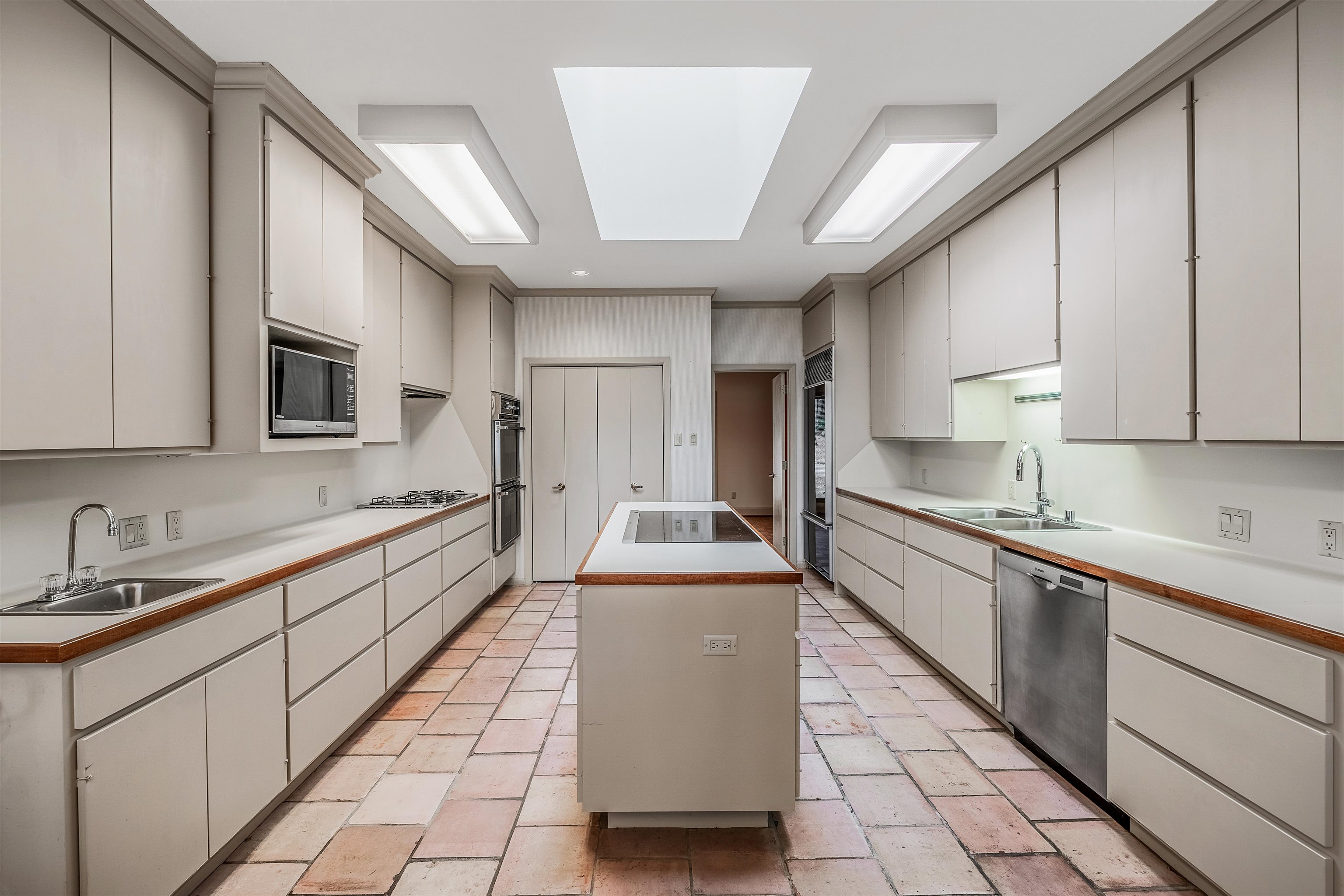 MAUMELLE CLUB MANOR TO CRYSTAL - Residential