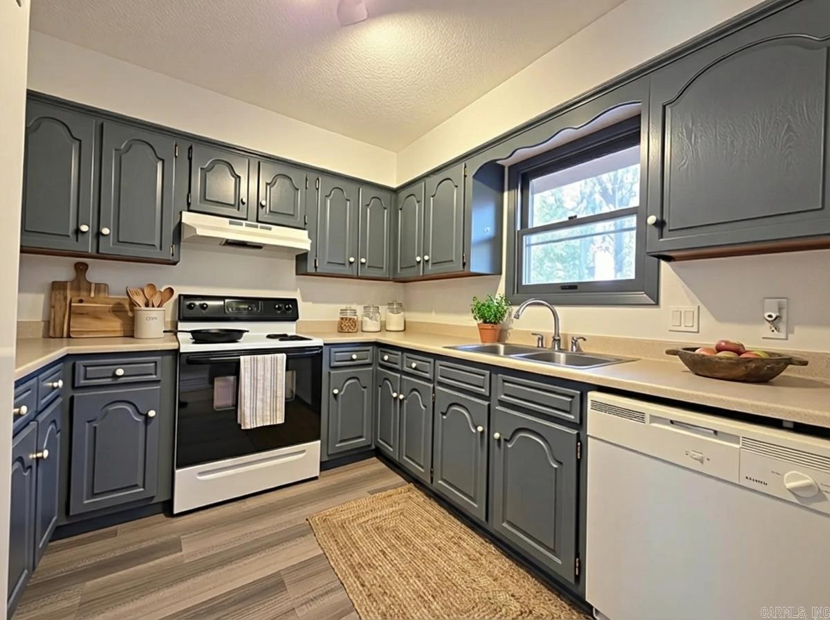 VALENCIA COURTS - Residential