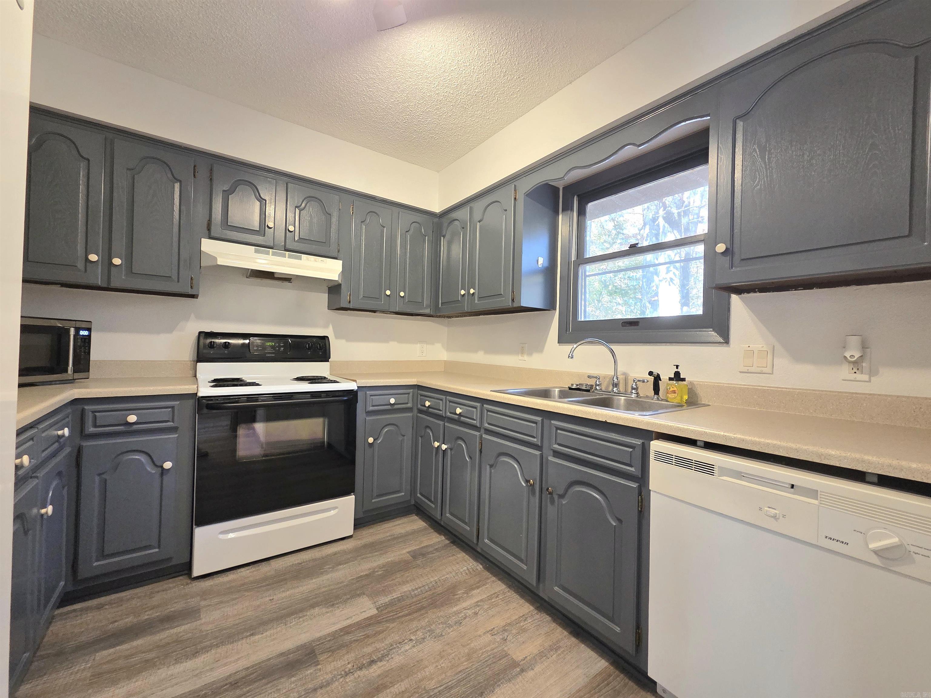 VALENCIA COURTS - Residential