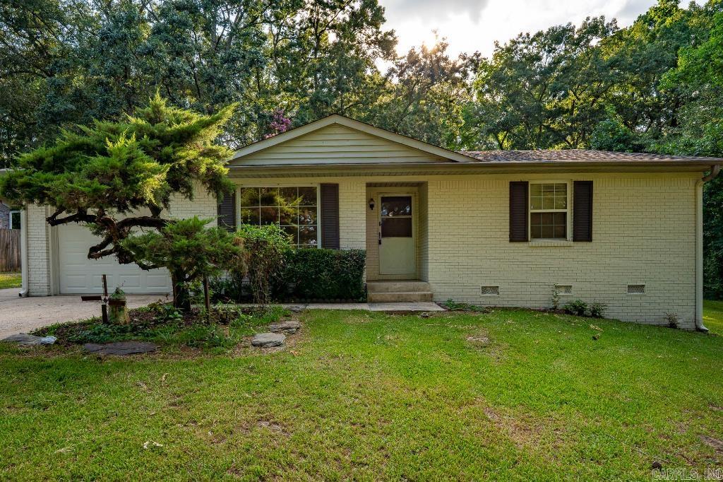 FANTASTIC 3 BED 2 BATH HOME. FEATURES FRESH PAINT, LVT, STAINLESS APPLIANCES, AND MUCH MORE. SUPER CLEAN AND MOVE IN READY