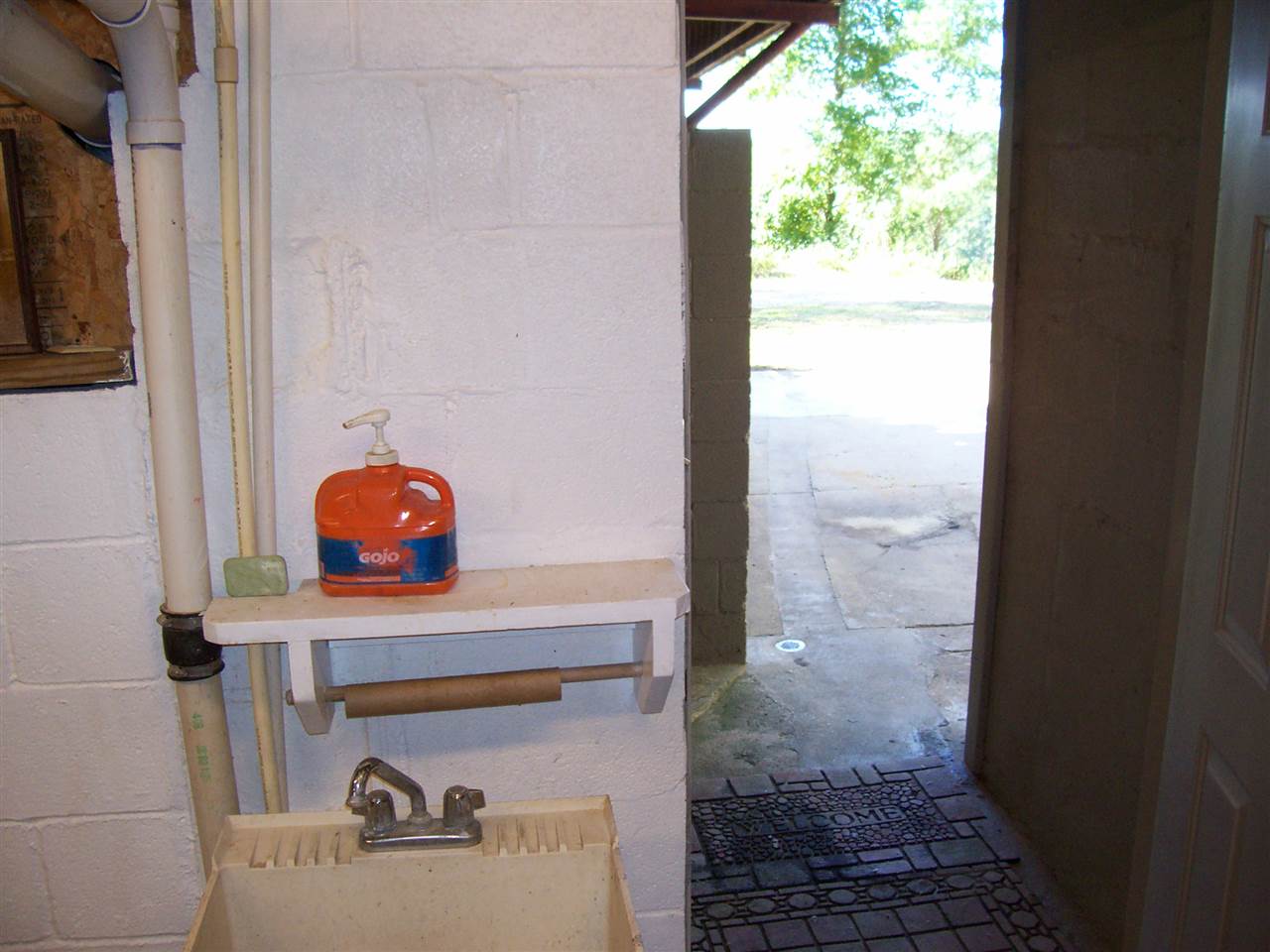 Main image without alt text