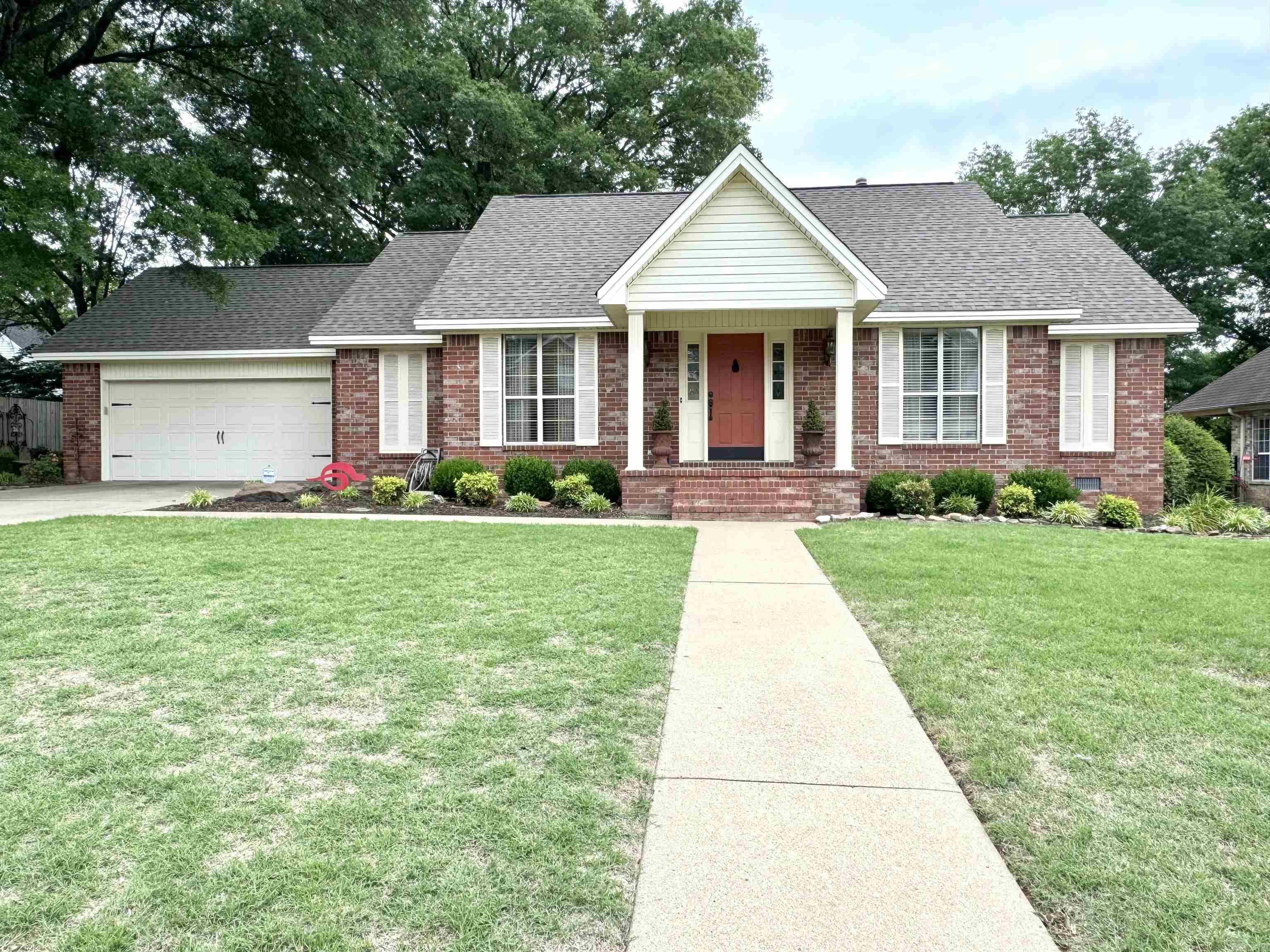 RIVER OAKS - Residential