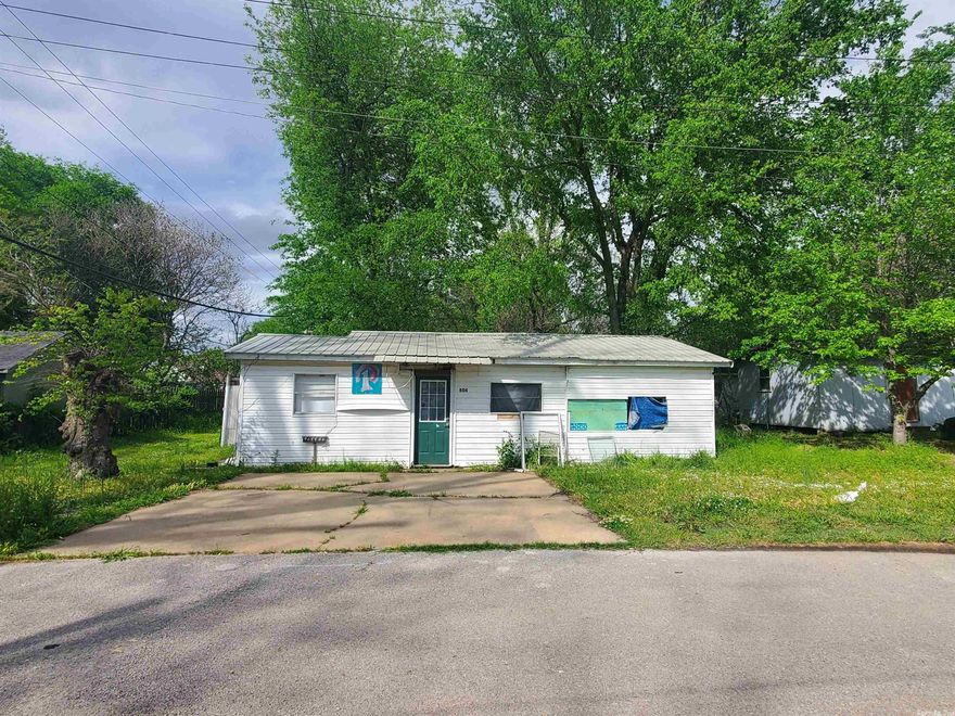 Investors look no further, I have just the property for you! This 2 bedroom/1 bath investment property is sitting on a .08-acre lot. Open concept living space with lots of potential. The metal roof is only 3 years old, and one of the bedrooms has a huge walk-in closet.