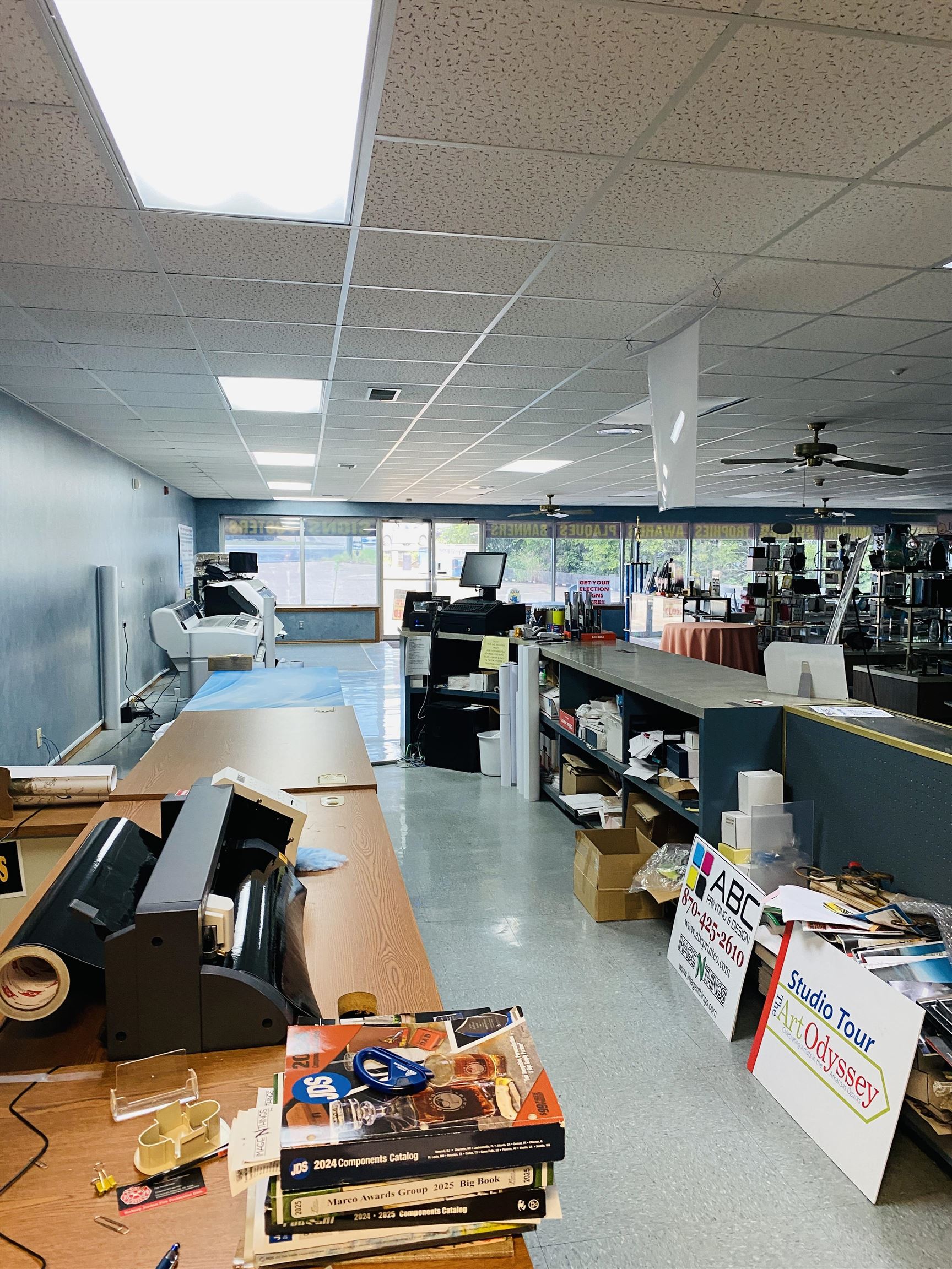 Main image without alt text