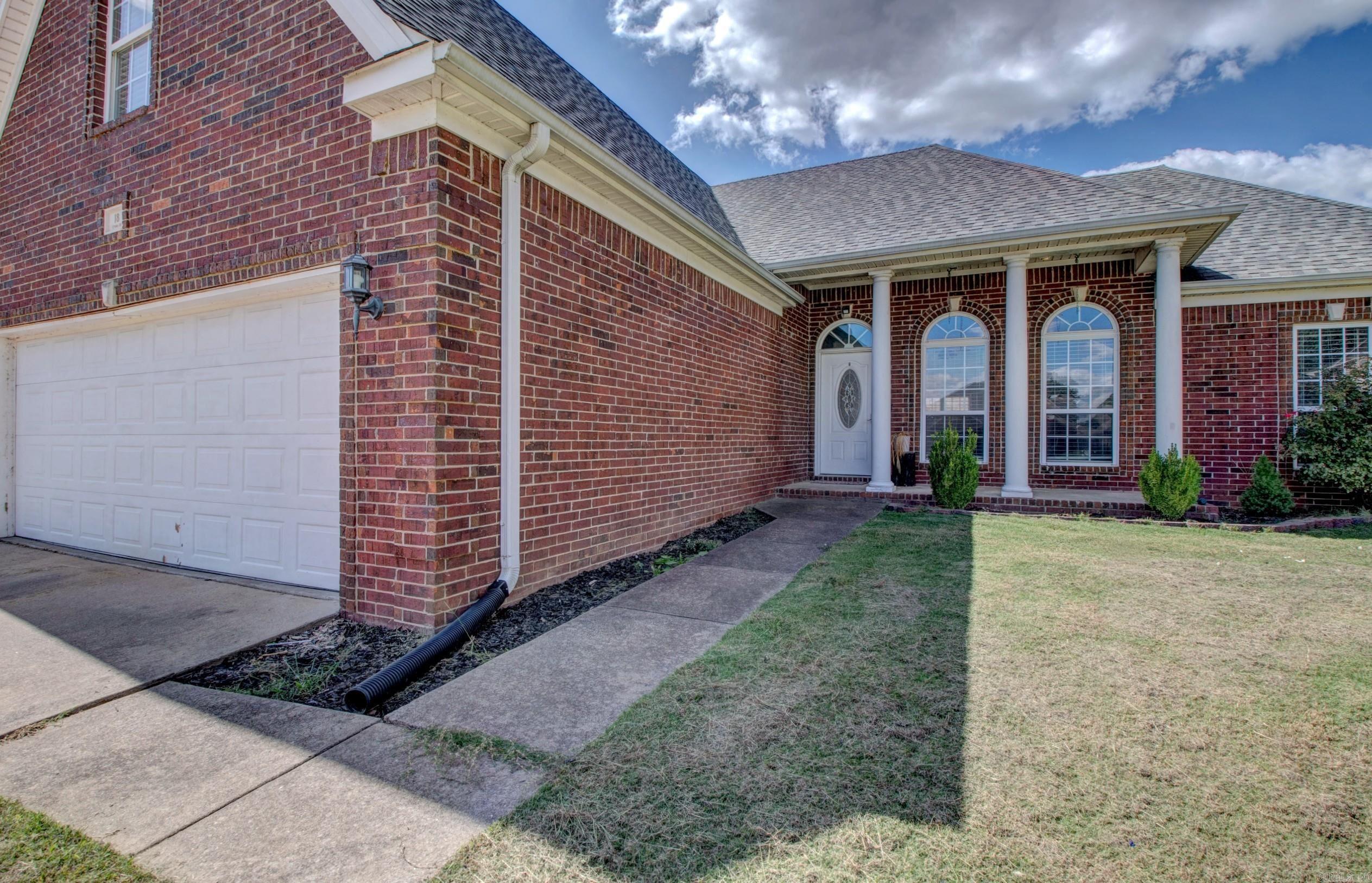 NEW ROOF 2022, Move in Ready 3 bed 2 bath split floor plan WITH Large Bonus room flexible space could be media room/man cave/craft room or even an extra bedroom. This home has the space you desire and the price. Cabot Location near Greystone Golf course, shopping & schools. PLZ measure Sq. footage approx.