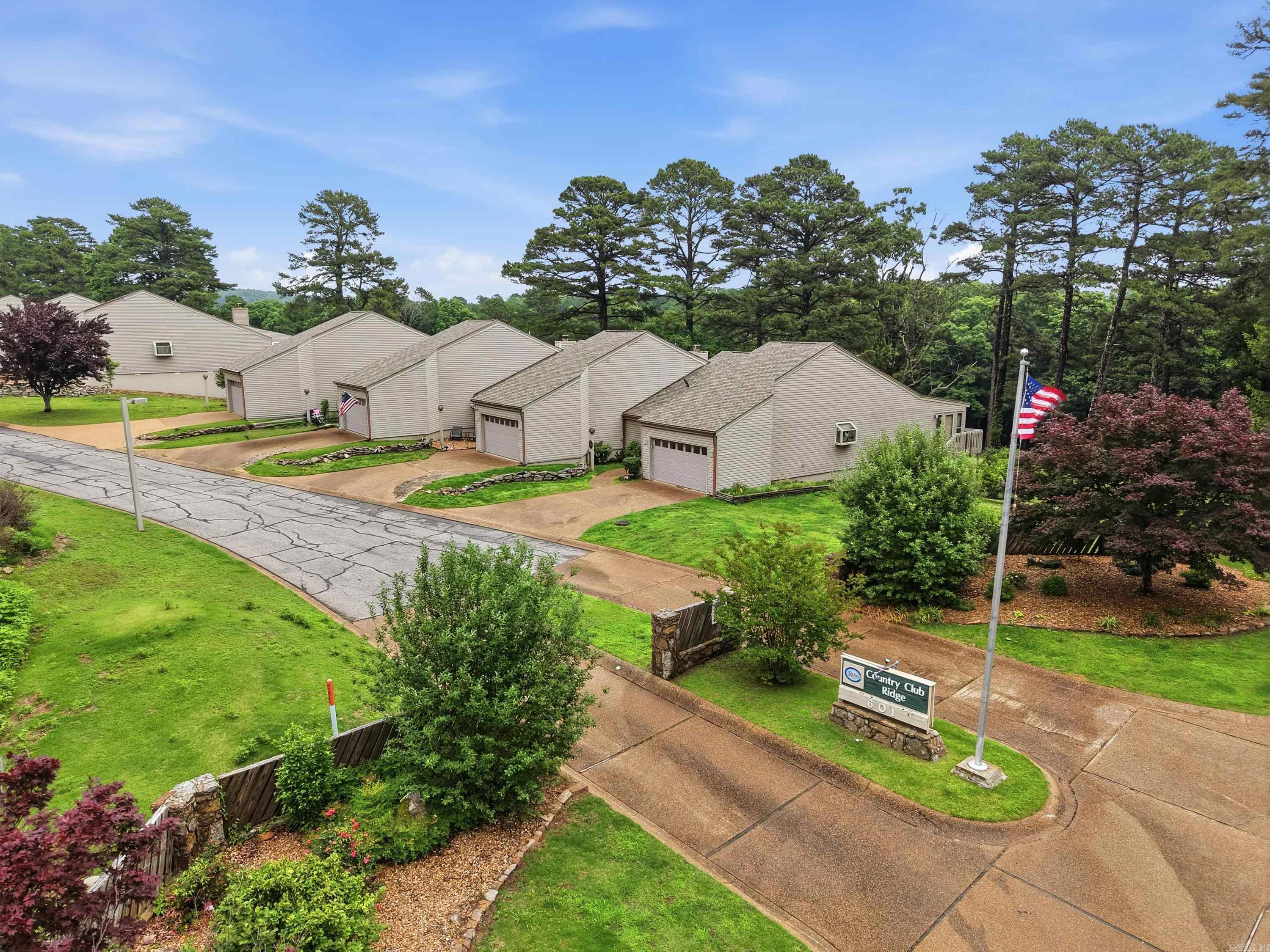 COUNTRY CLUB RIDGE TOWN - Residential