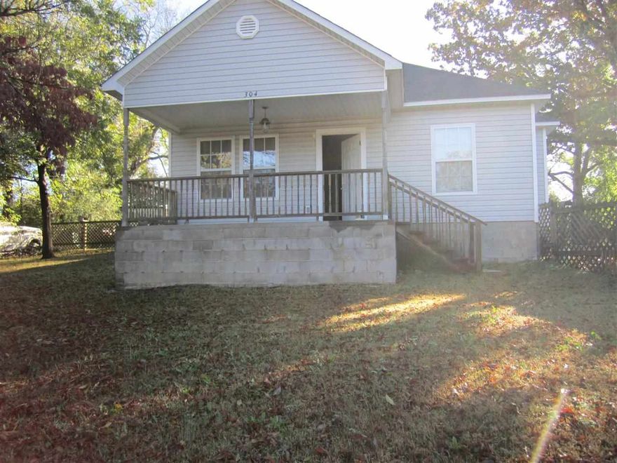 Cute 3 Bedroom, 2 Bath in the heart of Benton, fenced yard, 2 car carport close to Benton Schools