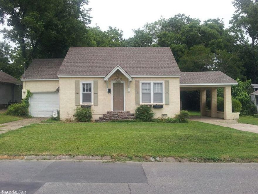 Absolutely Adorable little Cottage!!! Updated with relaxing colors, Beautiful hardwood floors, very nice appliances, private little backyard with lots of windows from master suite looking out into courtyard/backyard. Attractive stonework walkway and porch leading to the front door. Very convenient, close to shopping, restaurants, racetrack and hospitals. At a very affordable price!!   Some furniture and décor can be purchased!! Make it your little Hot Springs Getaway!! Set up and ready for your stay!!