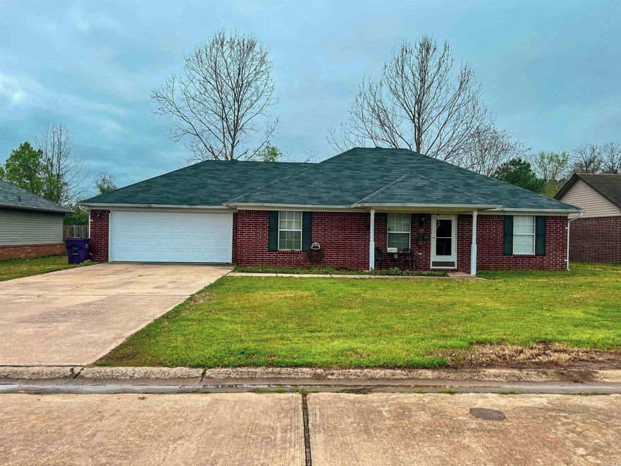 Adorable home located in Vilonia. This traditional home is ready for you to call it yours with a large backyard with wooden privacy fence and above ground pool, covered patio and screened in porch perfect for entertaining.