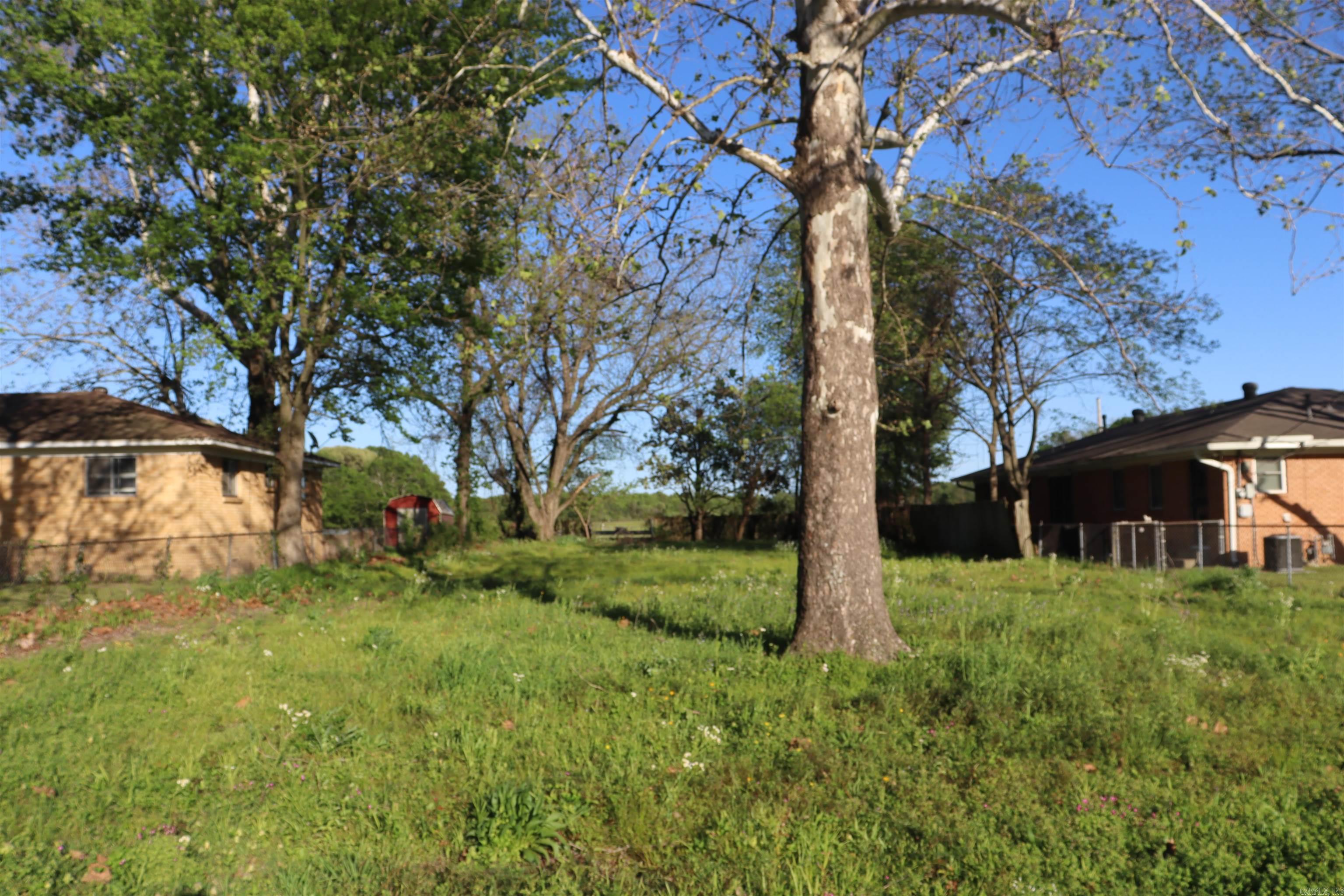Embrace the opportunity to construct your ideal residence on this splendid lot, conveniently situated near the tranquil Arkansas River. Nestled within a well-established neighborhood, this parcel offers the perfect canvas to bring your dream home to life. NO DISCLOSURES. EARNEST MONEY REQUIRED.