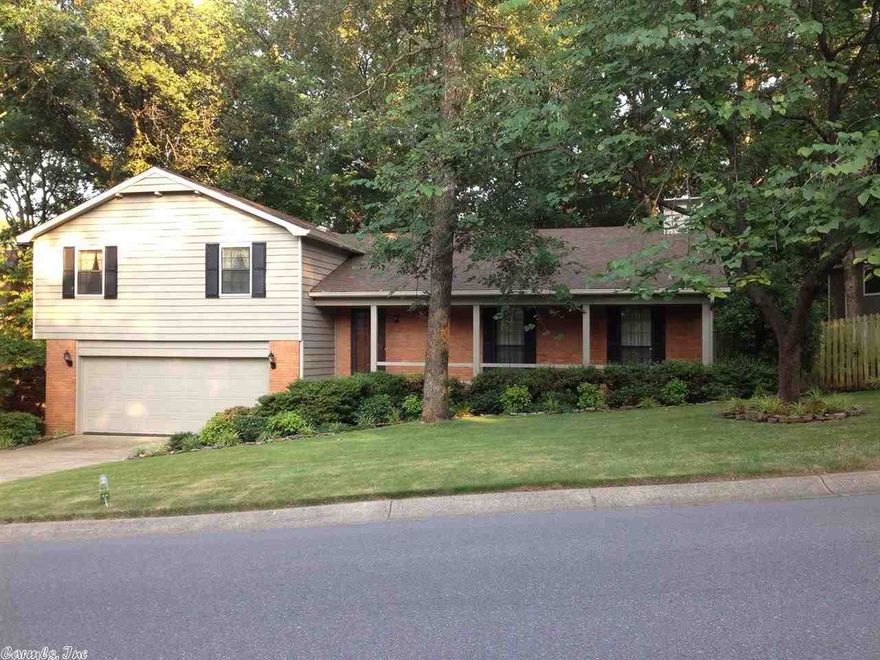 Beautiful home in excellent condition has spacious great room w/vaulted ceiling, formal dining and kitchen open to bkft area.  Separate office on lower level, big master bedroom and bath(w/vaulted ceiling & skylights & enough rm for sep shower if desired). New roof in 2010 w/Architectual shingle, kitchen in excellent condition.  Sprinkler system, nice deck. New Heat and Air in 2011