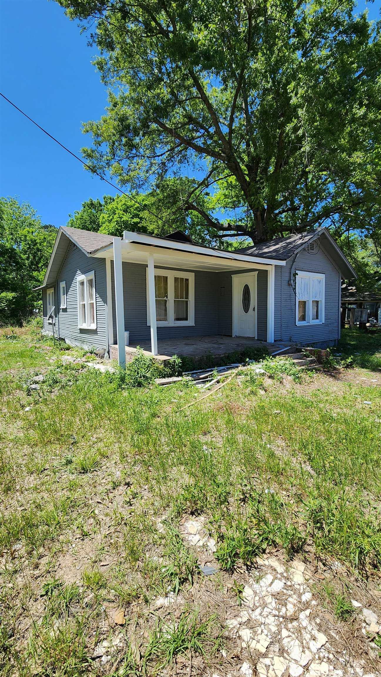 Freshly paint house with so much potential, perfect for the first home or an investor to add to a portafolio. Don't miss out! See agent remarks for showing instructions.