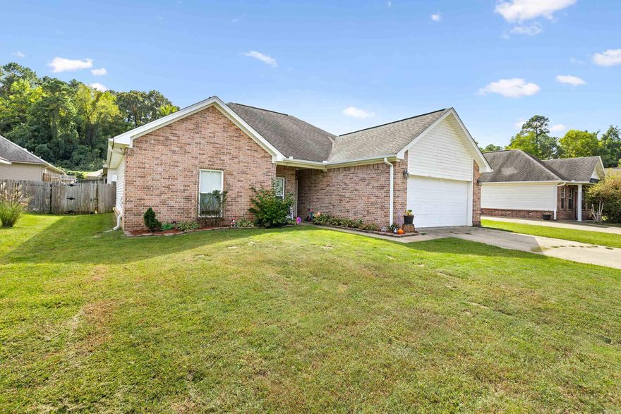 Welcome Home! Beautiful home in Bauxite school district, featuring 3 Bedrooms 2 Full baths. Vaulted ceiling in Living room, Tile and Laminate flooring through entire house. Great Kitchen! with all lower cabinets having pull out drawers and a lazy-susan in the top and bottom of corner cabinets. Master has a whirlpool tub with working jets, double vanities, and his and her walk-in closets. Sellers are eager to Sell !! Call me for your showing today !