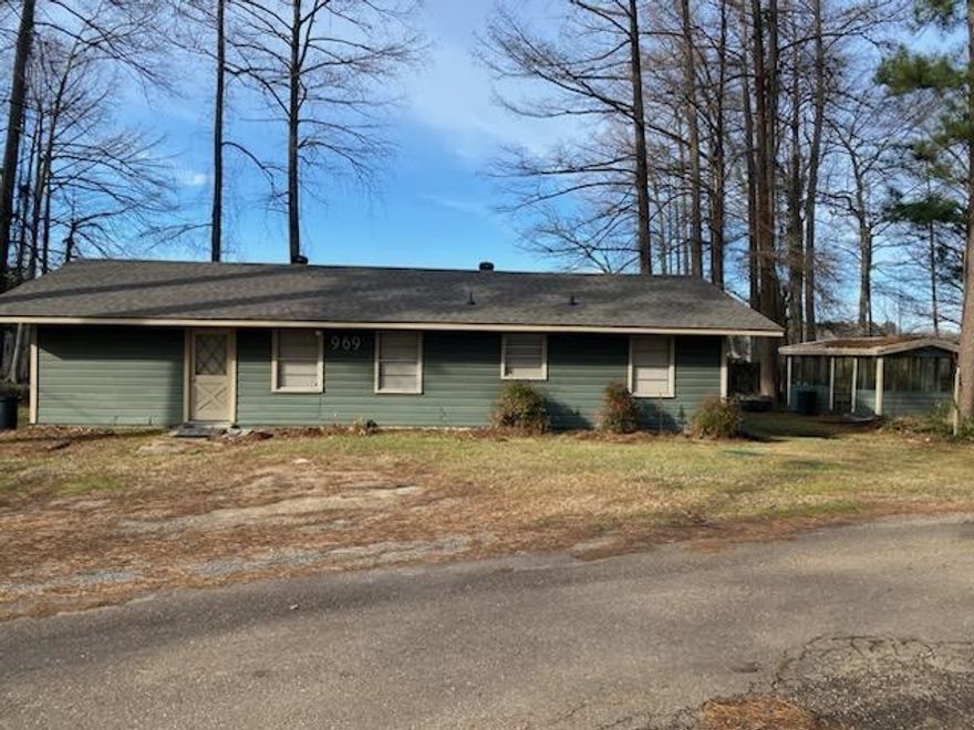 Take a look at this charming 2 Bedroom/ 1 Bath home on Calion Lake. This property has a small pier and multiple outbuildings. Improvements include exterior repairs and a new roof- January 2025.