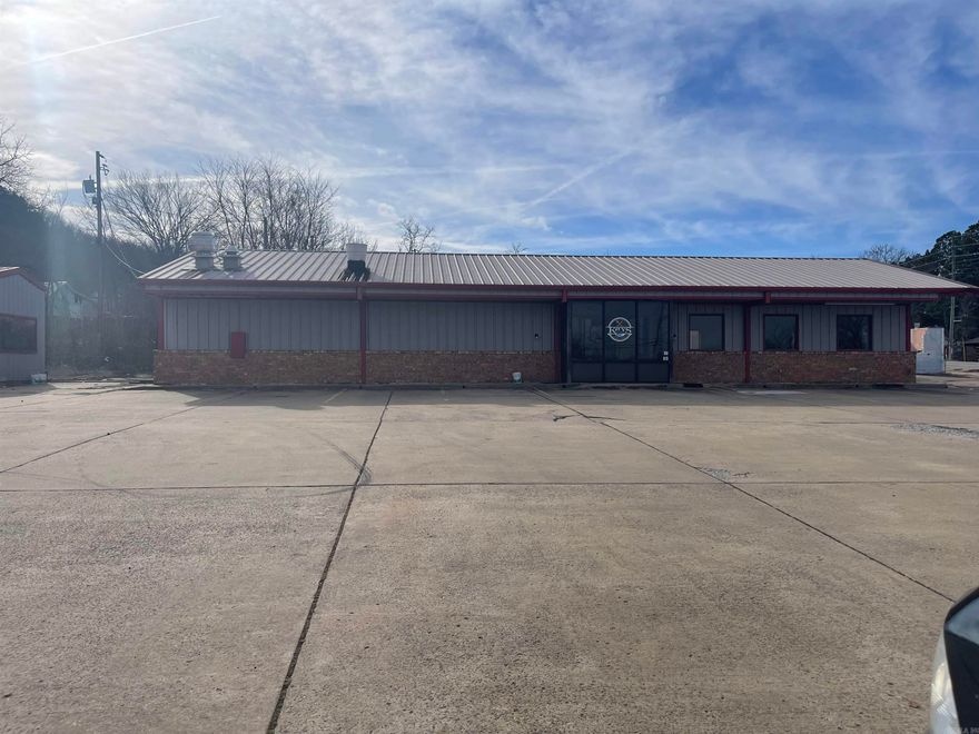 Restaurant in prime location with building on 0.72 surveyed acres located at junction of Hwy 27 and Hwy 65 in Marshall AR. 72650