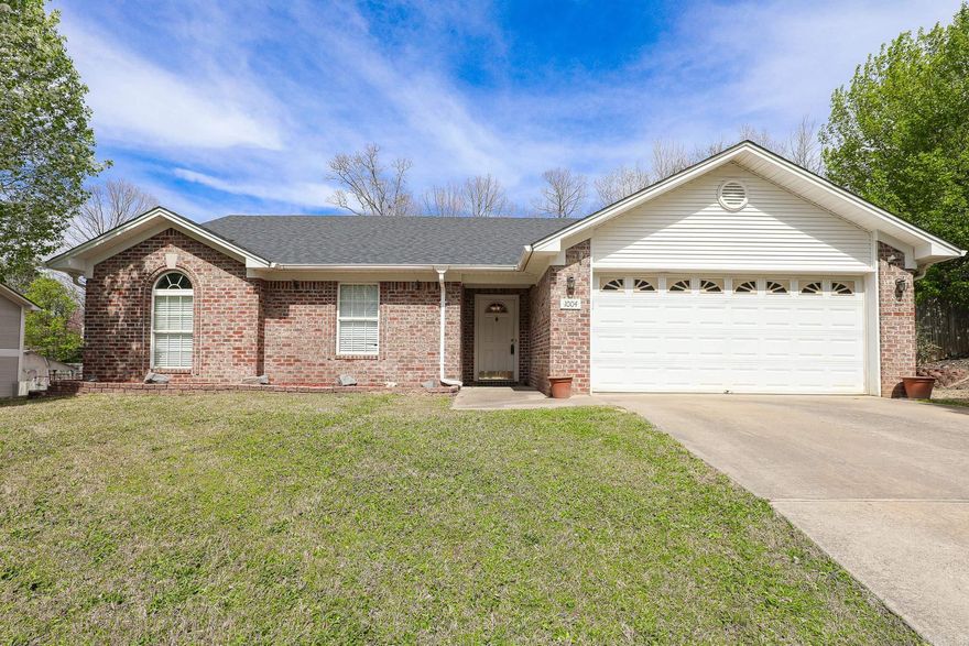 Well maintained 3 bedroom 2 bath home in Benton.  Freshly painted interior, you can move right in!  No carpet!  Fenced backyard, patio.  Large living room, with fireplace.  Nice walk-in pantry off the kitchen.