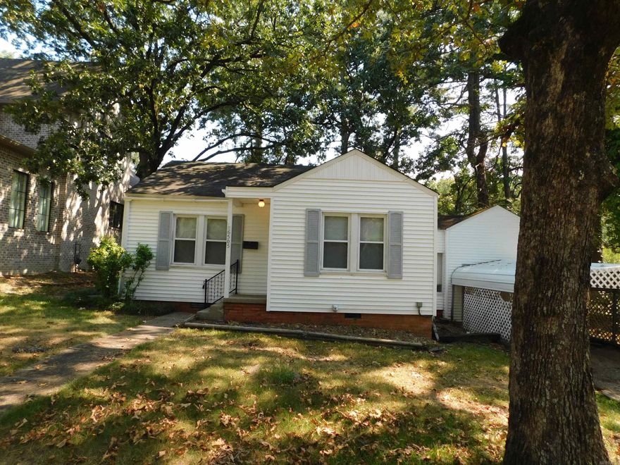 Wonderful home with hardwood floors, walk in shower, new appliances, a big backyard, off street parking in the Kingwood area of Little Rock. Very near all the Heights shopping and dining. Ready to move in!
