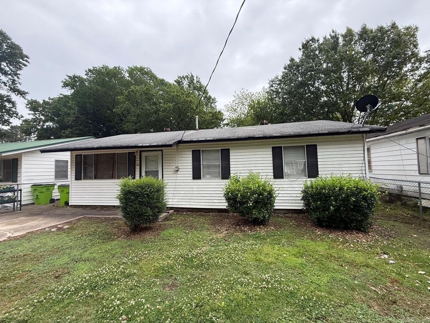 3 bed, 1 bath investment opportunity in the heart of Lonoke! This property offers great potential for investors looking to add their personal touch. Features include a partially fenced in yard, convenient in-town location, and easy access to local amenities. Don't miss this chance to own an affordable property with plenty of possibilities.