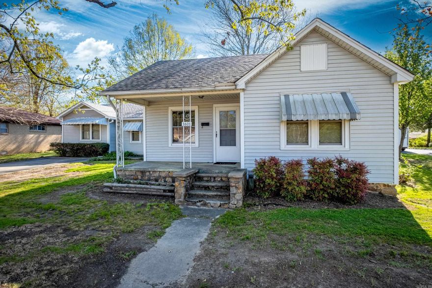 A great space buy! This 4/5 bedroom one level home with 2.5 baths sits on a double lot in Midtown. Located on the corner of Mississippi and Missouri, this home is close to everything shopping, dining and area hospitals and offers a fully fenced yard and storage shed. Inside you'll find original hardwood flooring, an updated kitchen and two living areas. Newer water heater and HVAC. There have only been 3 owners of this home, with one of them living there for 63 years!