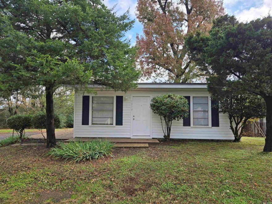 Quaint home located in the heart of Russellville. This 2 bedroom, 1 bath home has been newly remodeled and is move in ready. Water heater, central heat and air were updated in 2023.
