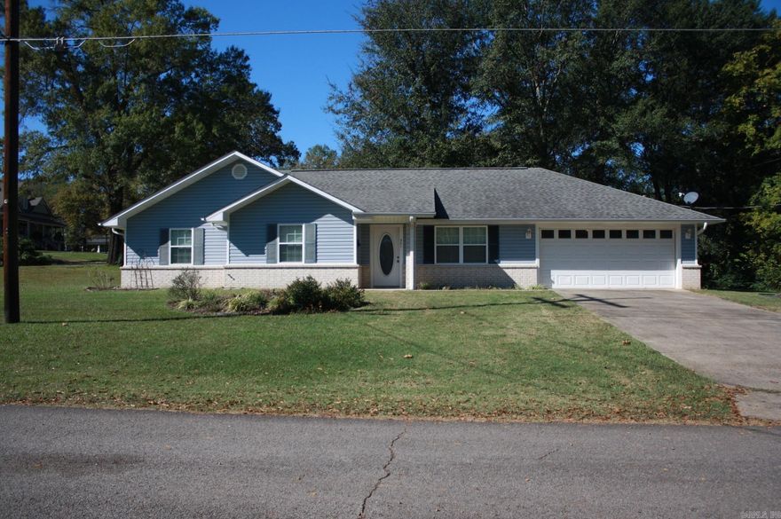 3 Bedroom, 2 full baths situated on a corner lot (100 x 142) in the heart of Nashville.  Home is move in ready.  Central AC / Heat and a safe room.