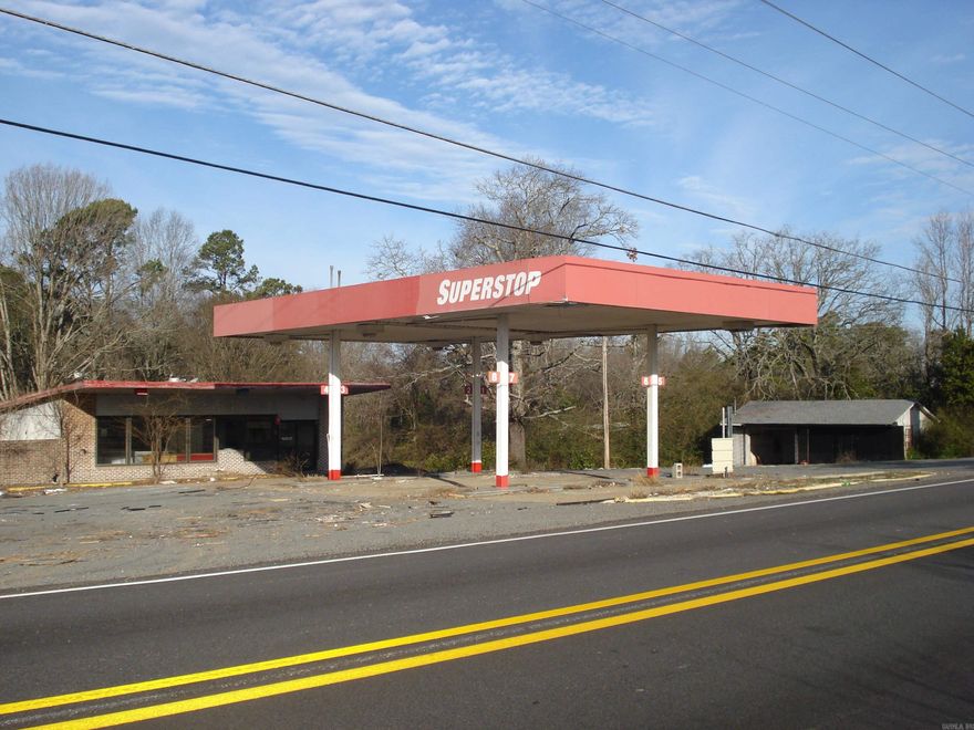 Closed Convenience Store in Disrepair.  Over 5 Acres of Land on Busy Arch Street Pike!