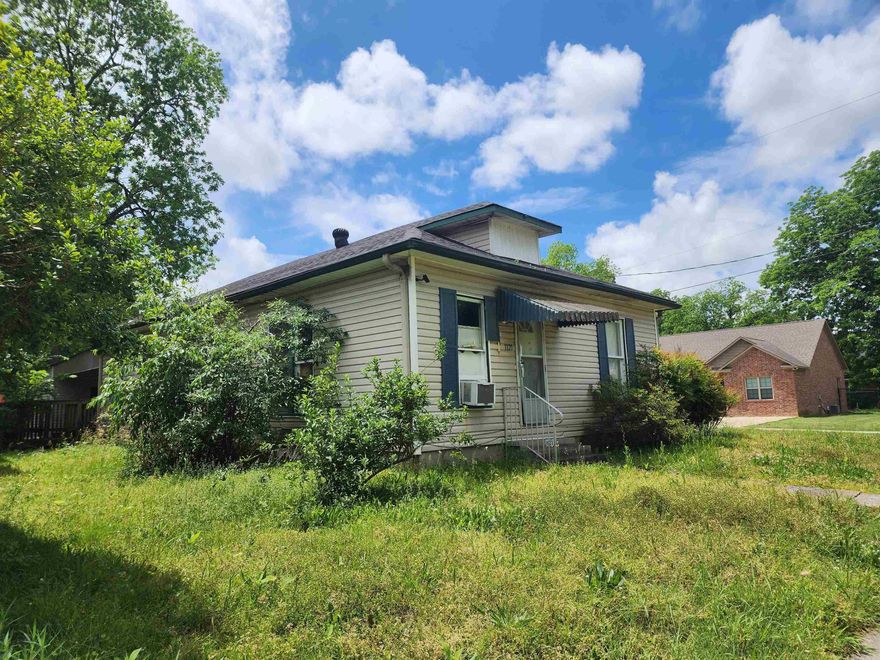 Investment opportunity located near downtown! 3 bed/1 bath home sitting on .20 acres zoned R-2. Can be purchased as a stand alone investment or part of a package with 1012 and 1119 W Huntington. Call listing agent for detail.