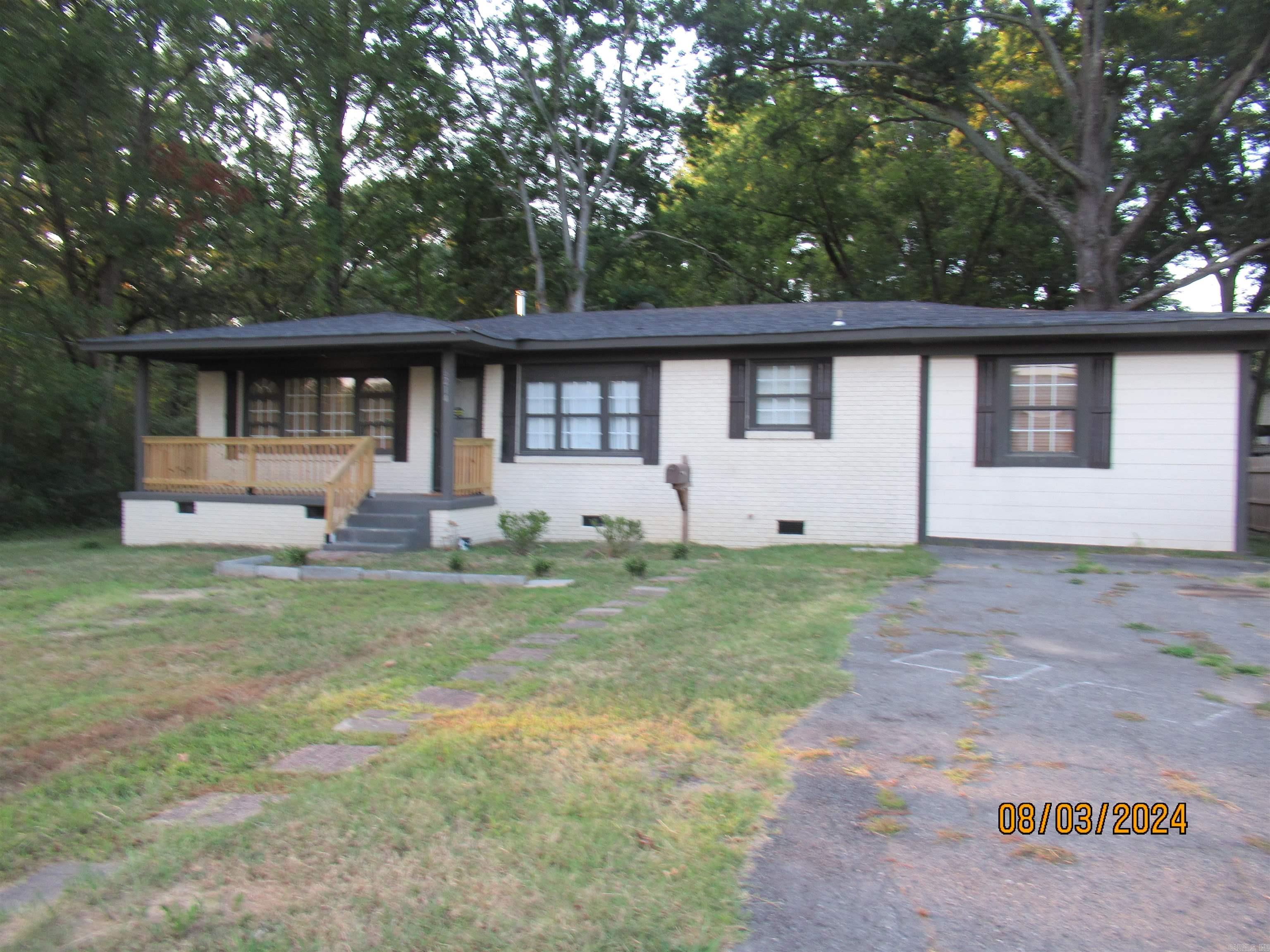 READY TO MOVE IN! SPACIOUS A SPLIT 3BDRM 2 BTH WITH A OFFICE AREA; FORMAL LIVING ROOM AND SEPARATE DINING ROOM; KITCHEN HAS PLENTY OF CABINETS AND ROOMY WITH GAS STOVE; NEWLY PAINTED AND NEW LAMINATE FLOORING SOME BDRMS HAVE CARPET; 1731 SQ FT WITH A PARTIALLY FENCED YARD. GREAT HOME EZ SHOW!! SUPRA ACCESS