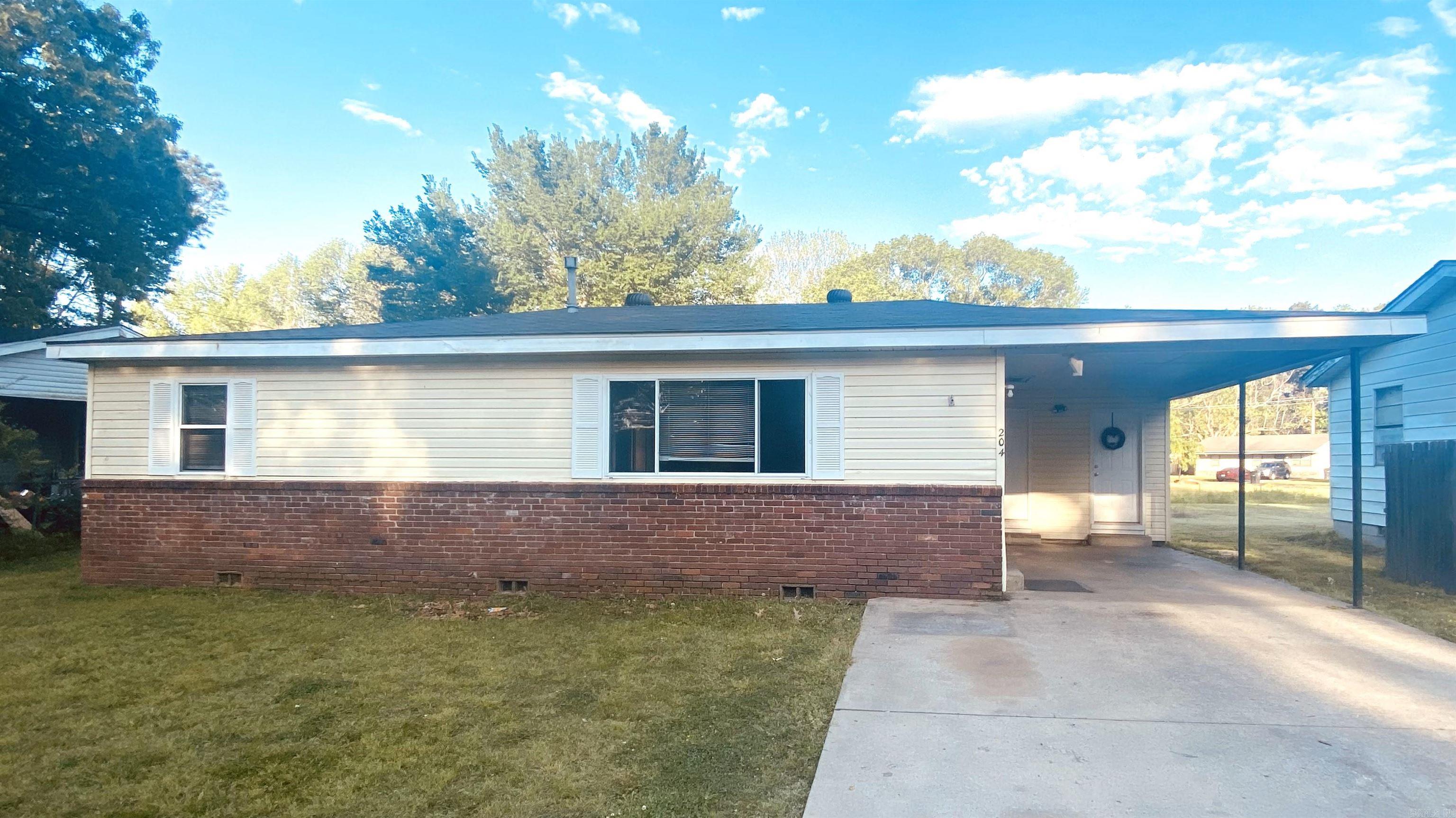 This 3 bedroom 1 bath home in Jacksonville is ready for you to make it your home. The spacious living rom with large windows gives this home an open feeling as you walk in. Built in shelves in the hallway and bathroom for extra storage space