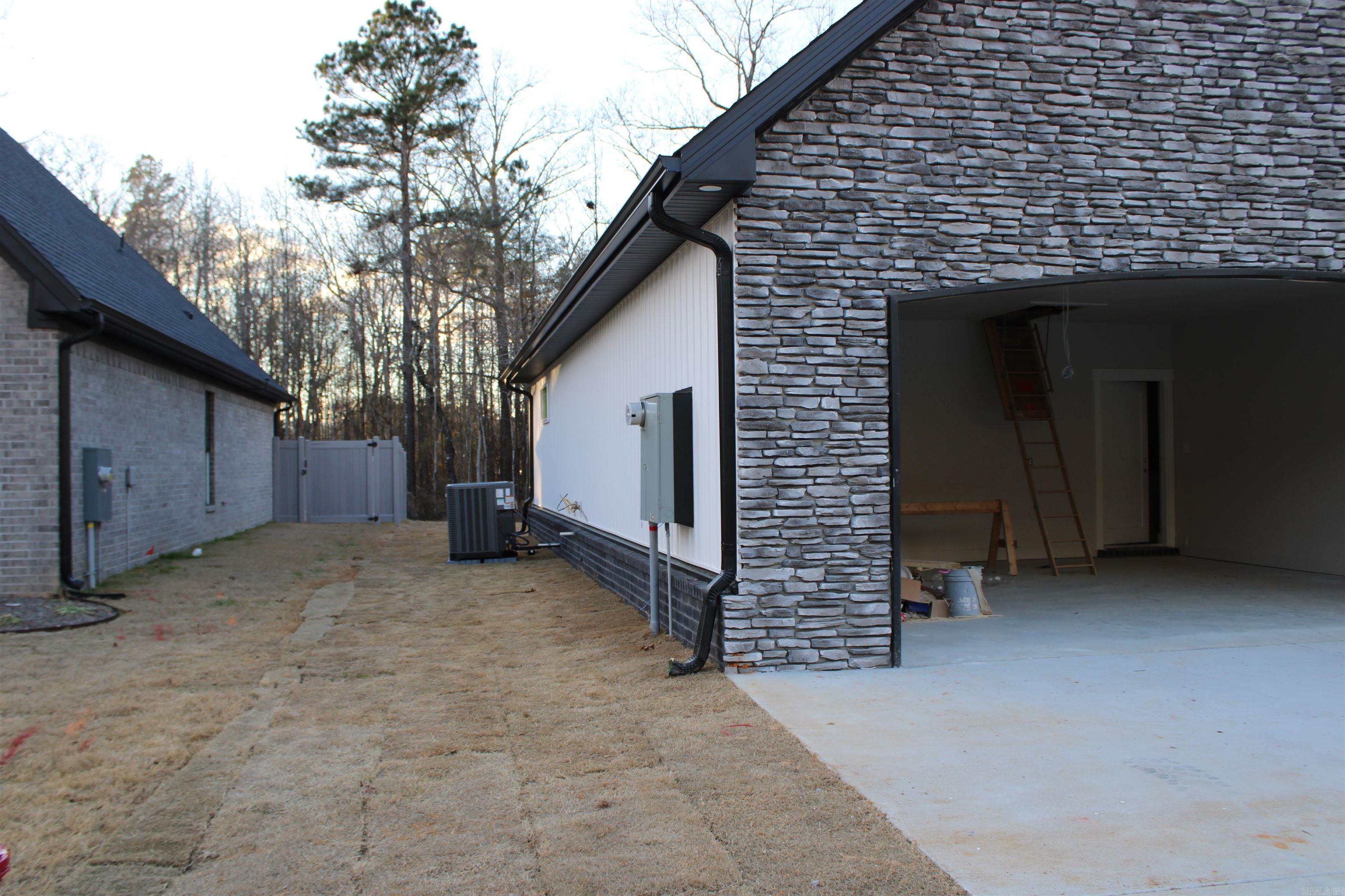 CREEKSIDE - Residential