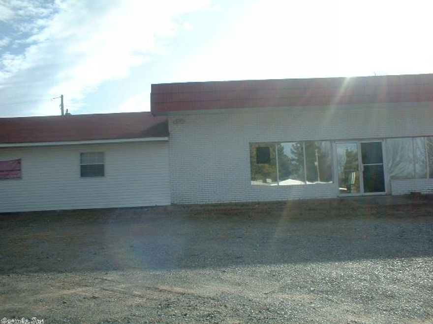 GOOD LOCATION CORNER LOT BUSY STREET, FOOD SERVICE, LAUNDRY, DAY CARE, MANY OTHER IDEAS. SUPER BUY TO START BUSINESS.