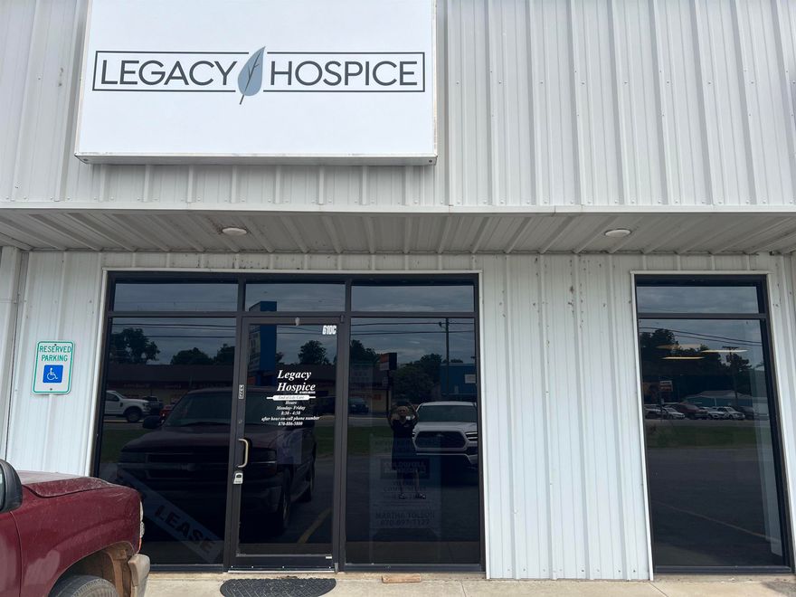 Great Lease space with tall ceilings, LVP flooring, one rest room, kitchen area, conference room and paved parking. Three year lease and $900 per month in rent.  Call or text today for more information or to schedule you tour!