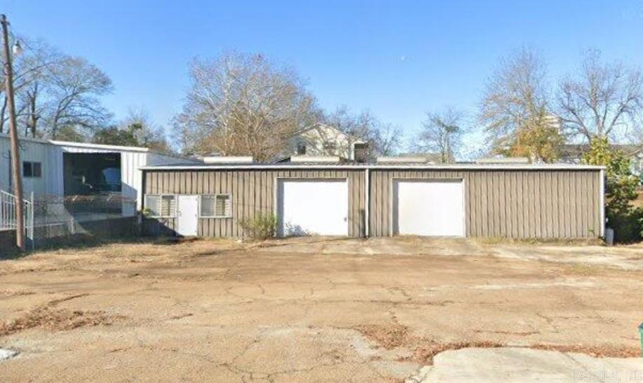 Spacious commercial building ready for you to put your existing business in or starting a new business? This would be perfect for you!! **personal property inside does not go with building**