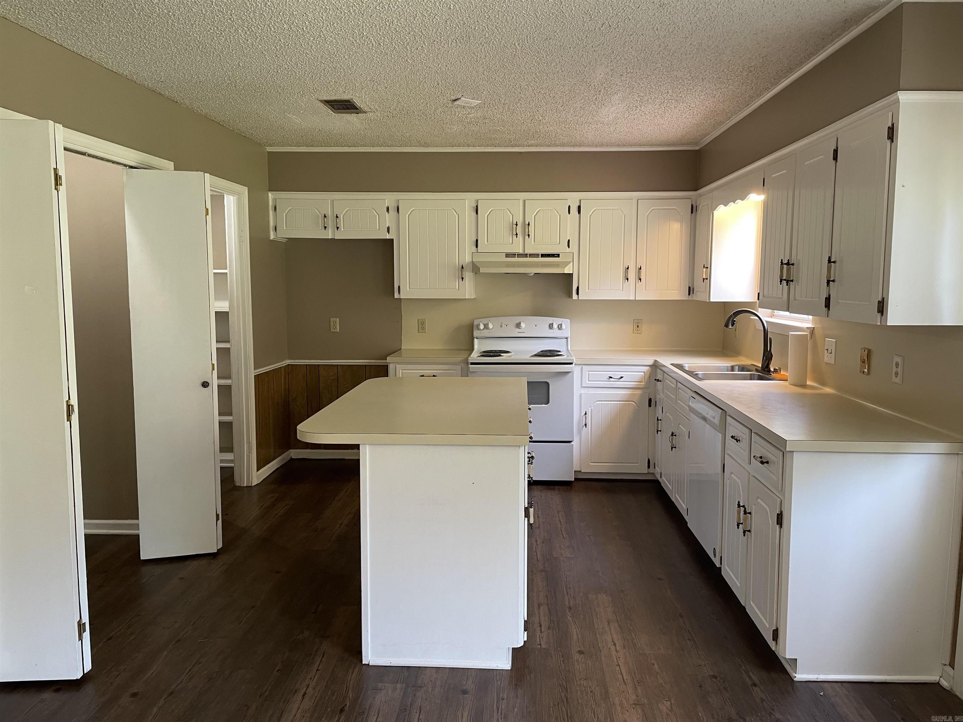 WOODLAND HILLS - Residential