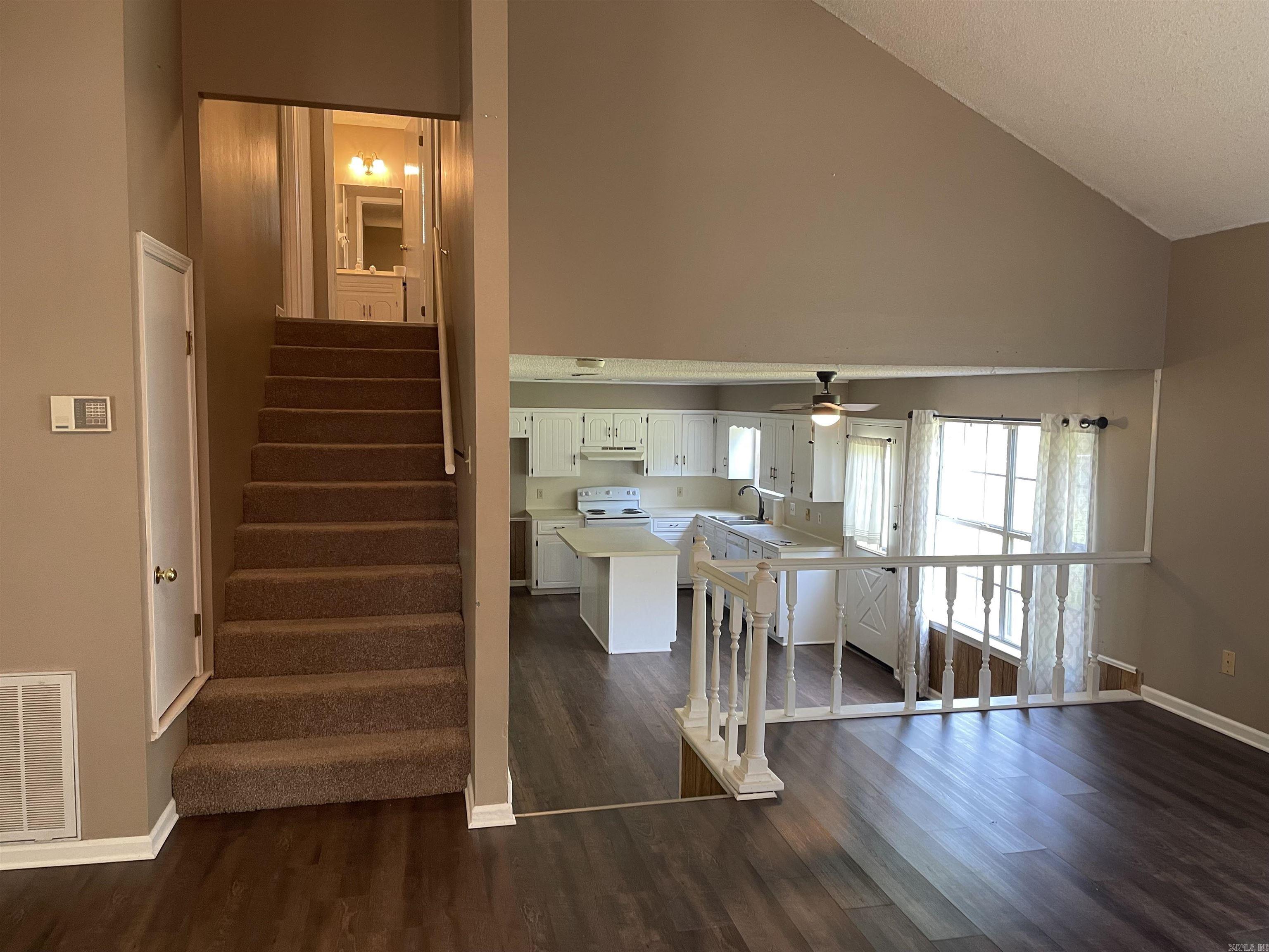 WOODLAND HILLS - Residential