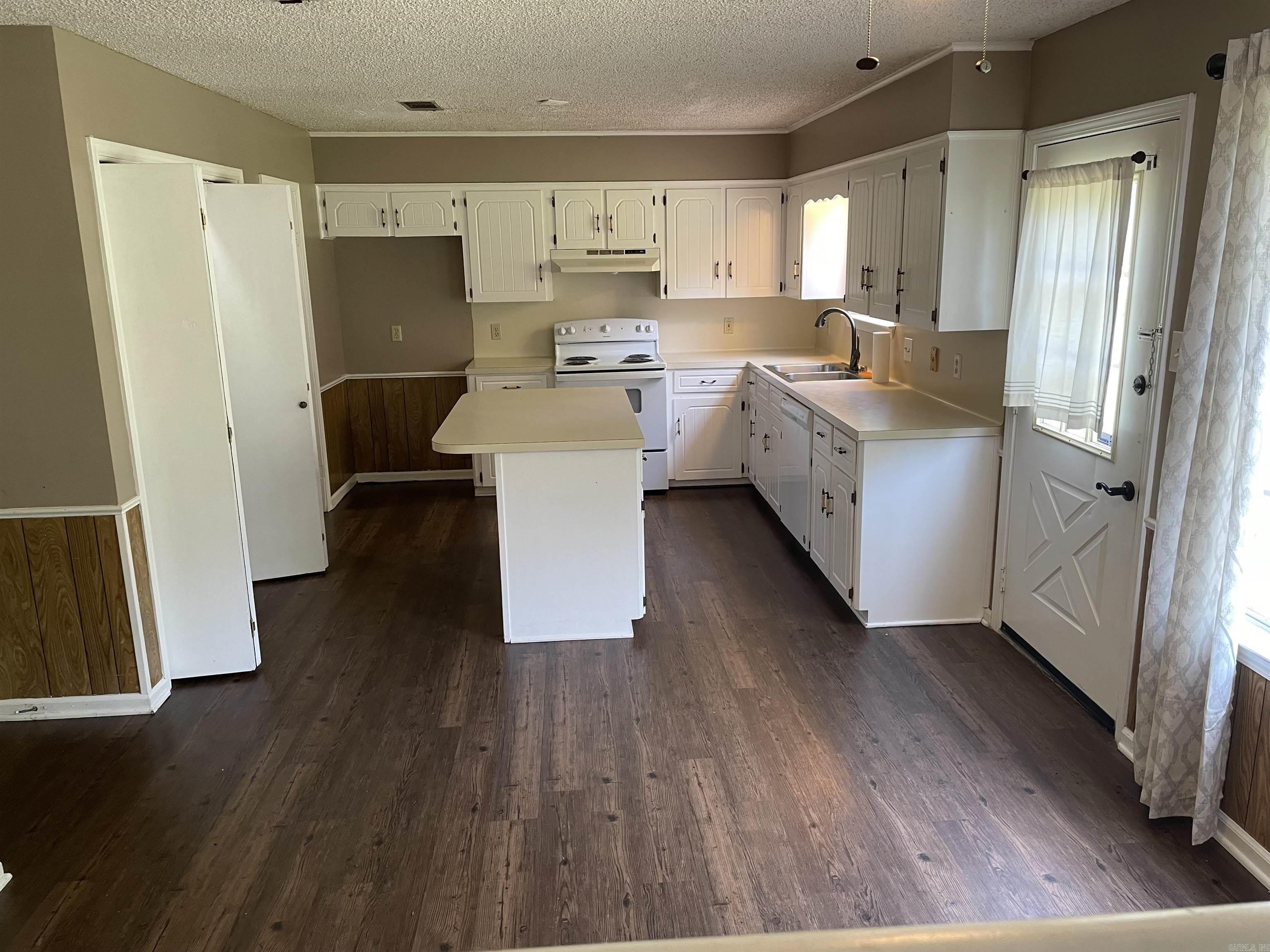 WOODLAND HILLS - Residential