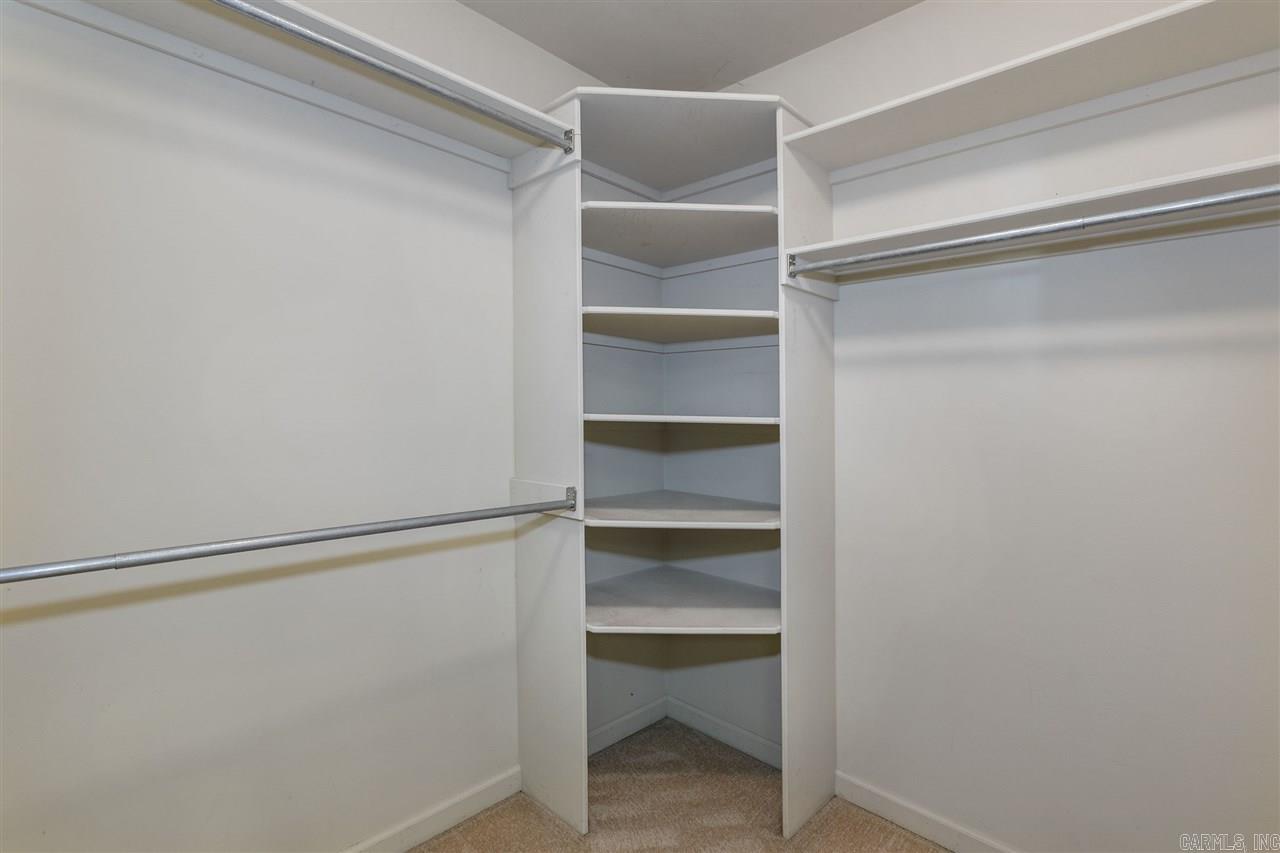 SECLUDED HILLS - Residential