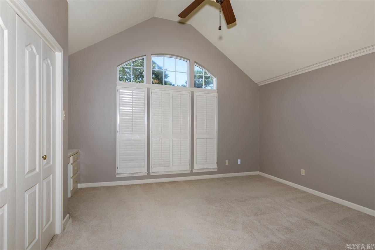 SECLUDED HILLS - Residential