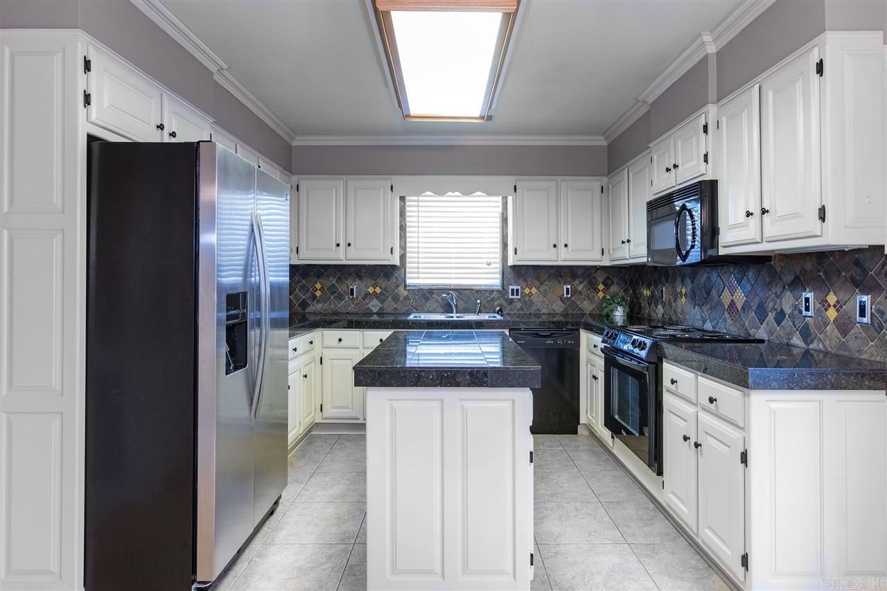 SECLUDED HILLS - Residential