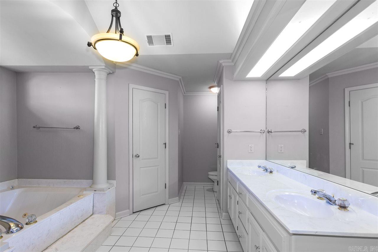 SECLUDED HILLS - Residential