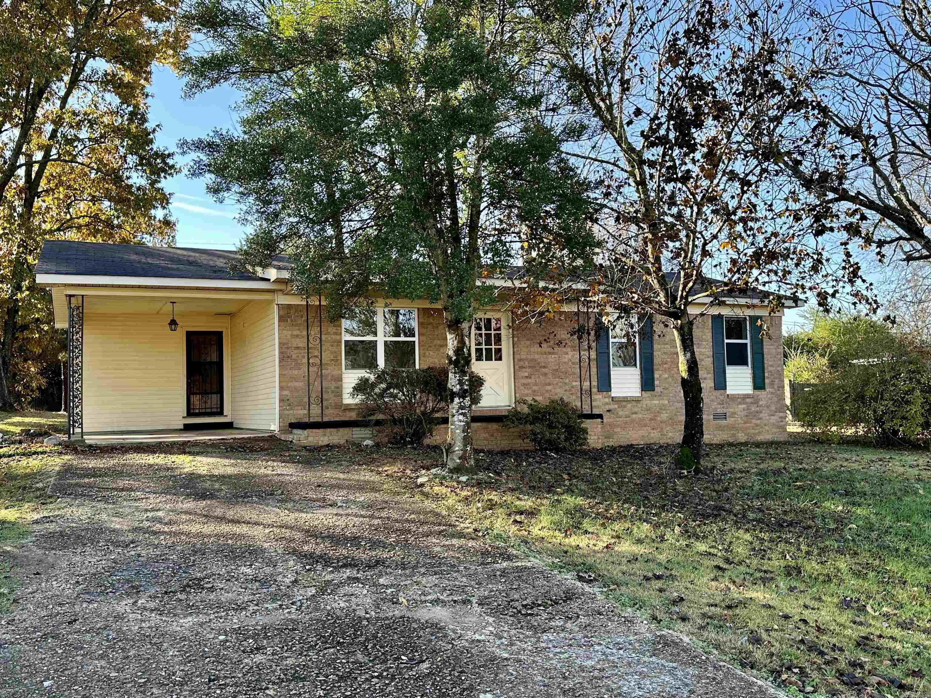 Welcome to this fantastic 3-bed, 1-bath residence located in the heart of Melbourne. This home features a large living area, updated kitchen with nice cabinets & a breakfast bar. All 3 bedrooms are spacious along with an updated bathroom. The entire interior has received a fresh coat of paint. There is a storage building that will convey, fenced in yard, screened in porch & a 1 vehicle carport. The home has central heat, but does not currently have air. Seller is offering a $6,000 credit to a buyer with an acceptable offer in lieu of installing central air. Lets go take a look!!